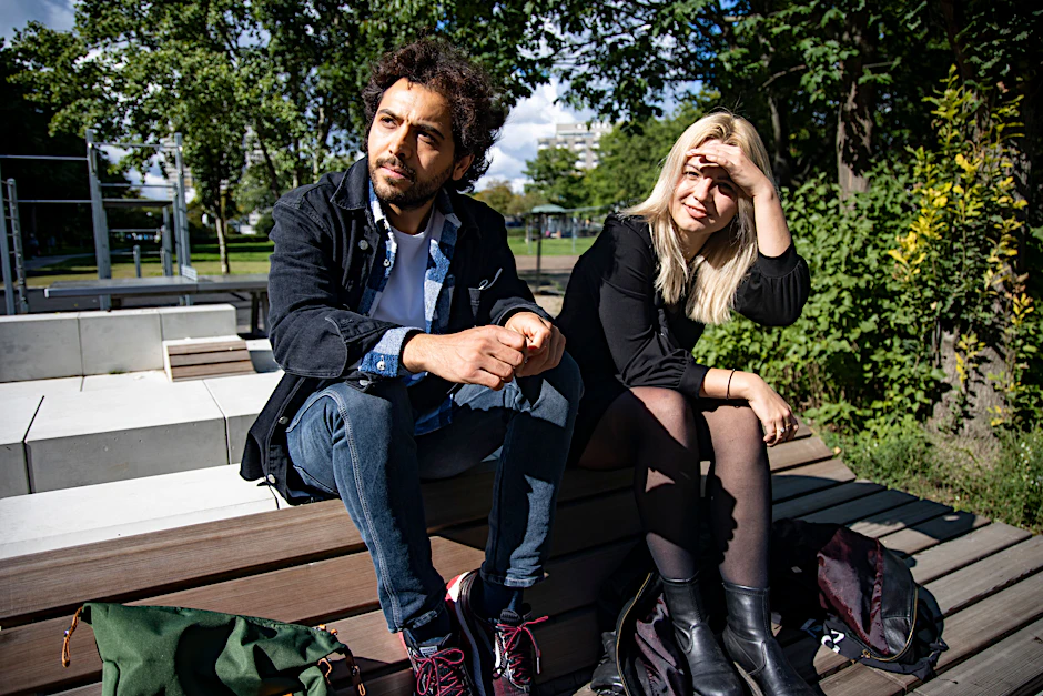 Anna Poplenkina und Aykut Erikli wohnen im selben Hochhaus und verbringen ihre Mittagspause zusammen draußen. Die Hochhäuser sind wegen des satten Grüns kaum zu erkennen.&nbsp;