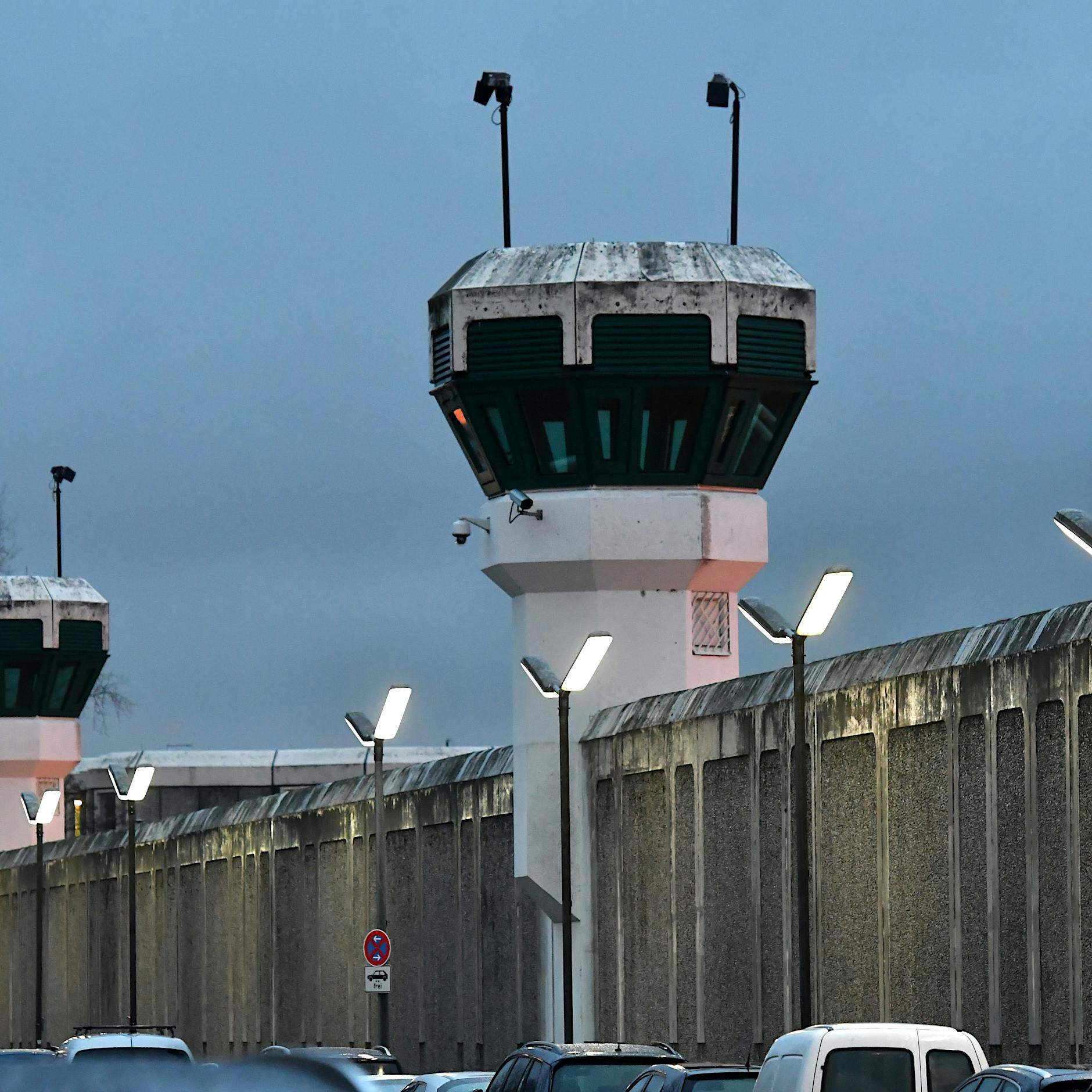 Flüchtiger Häftling in Berlin: Gefährdung der Bevölkerung nicht ausgeschlossen