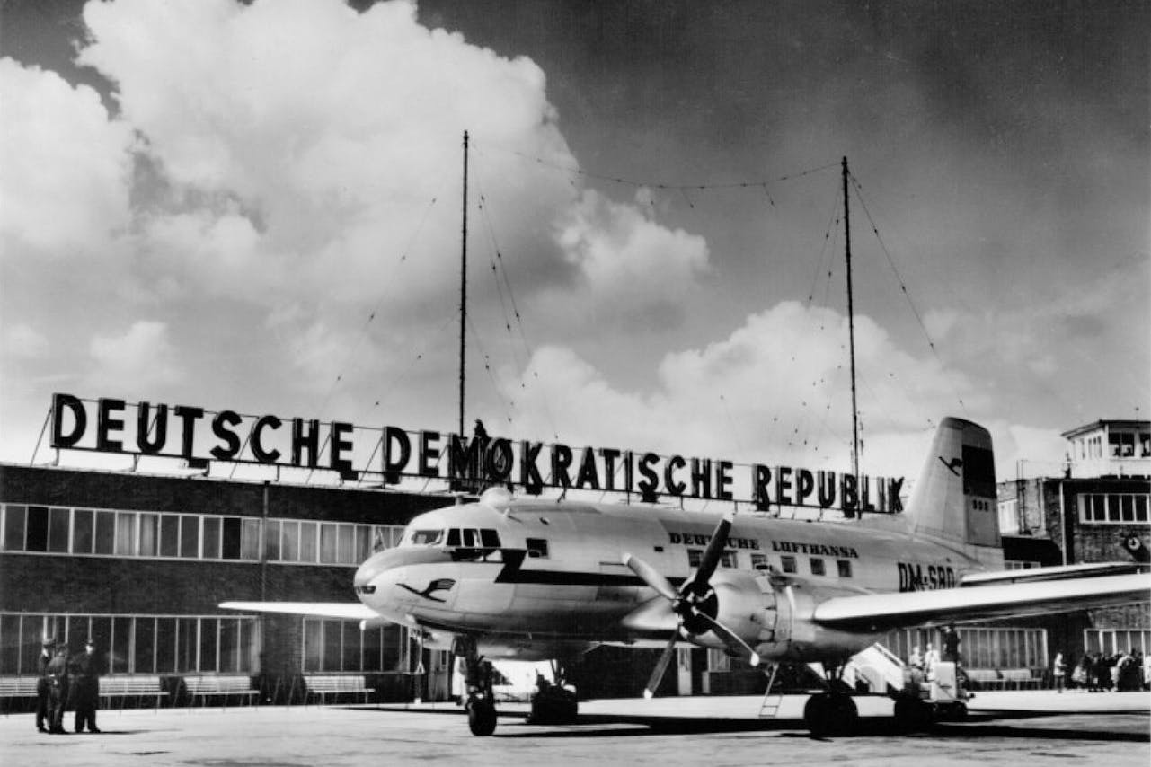 1956 öffnete im Gebäude der ehemaligen Luftfahrterprobungsstelle Diepensee der Zentralflughafen der DDR. Hier 1959 ein Flugzeug der ersten DDR-Fluggesellschaft Deutsche Lufthansa GmbH (ab 1962 Interflug). 1962 ging ein neues Terminal in Betrieb.
