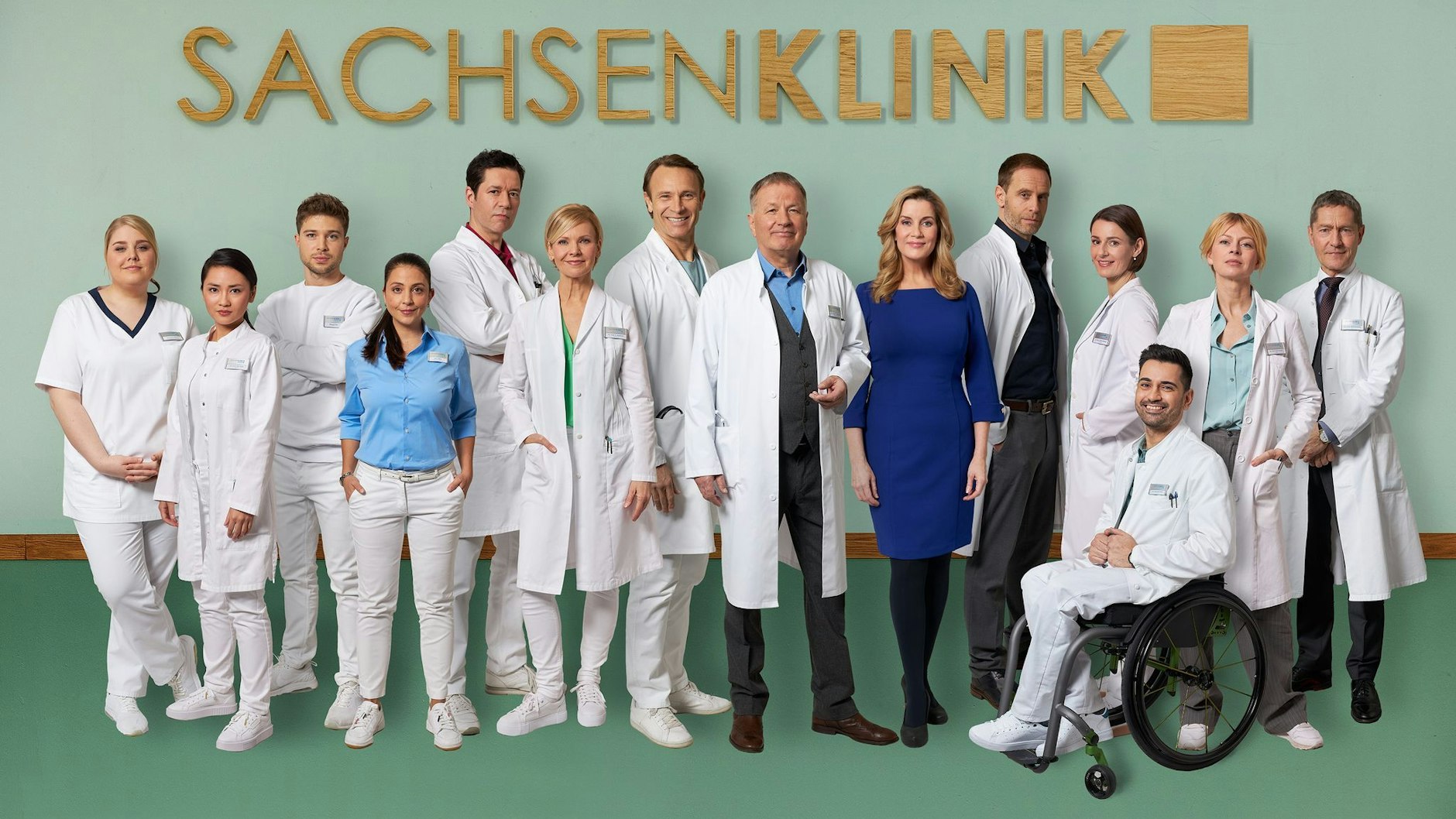 Das Team der Sachsenklinik aus „ In aller Freundschaft“: Alexa Maria Surholt (blaues Kleid) gehört seit Beginn der Serie zum Stammteam. 
