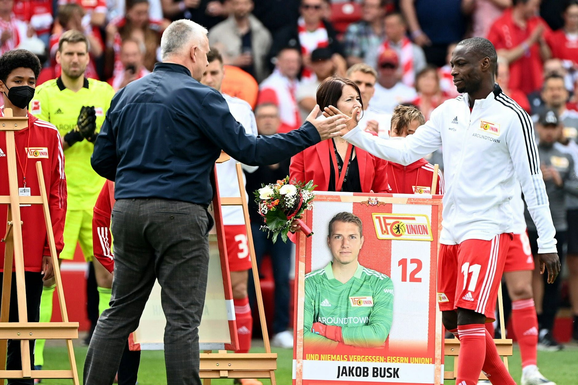 Anthony Ujah wurde im Mai von Union-Präsident Dirk Zingler auf dem Rasen im Stadion An der Alten Försterei verabschiedet.
