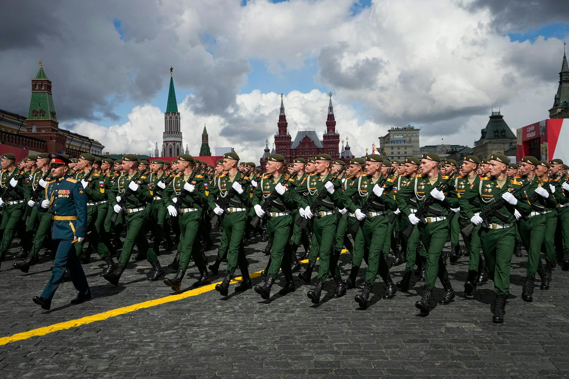 Russische Soldaten marschieren bei der alljährlichen Militärparade zum „Tag des Sieges“ durch Moskau.