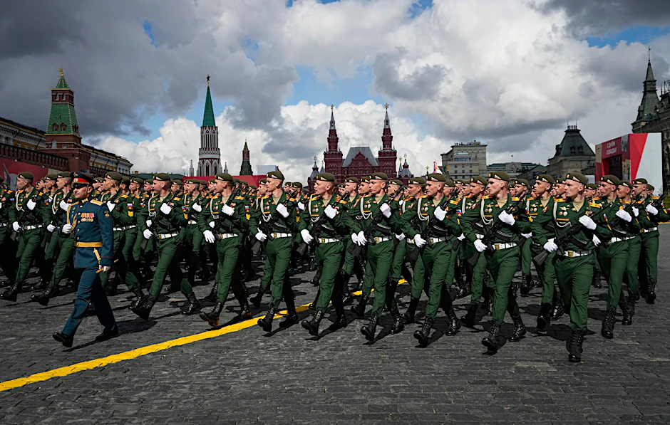 Russische Soldaten marschieren bei der alljährlichen Militärparade zum „Tag des Sieges“ durch Moskau.