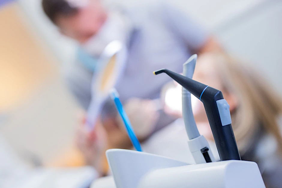 &nbsp;„Was bringt es, sich die Zähne und Zahnzwischenräume säubern, von Belägen befreien, polieren und fluoridieren zu lassen?“, fragte der IGeL-Monitor. Die Antwort: „unklar“.