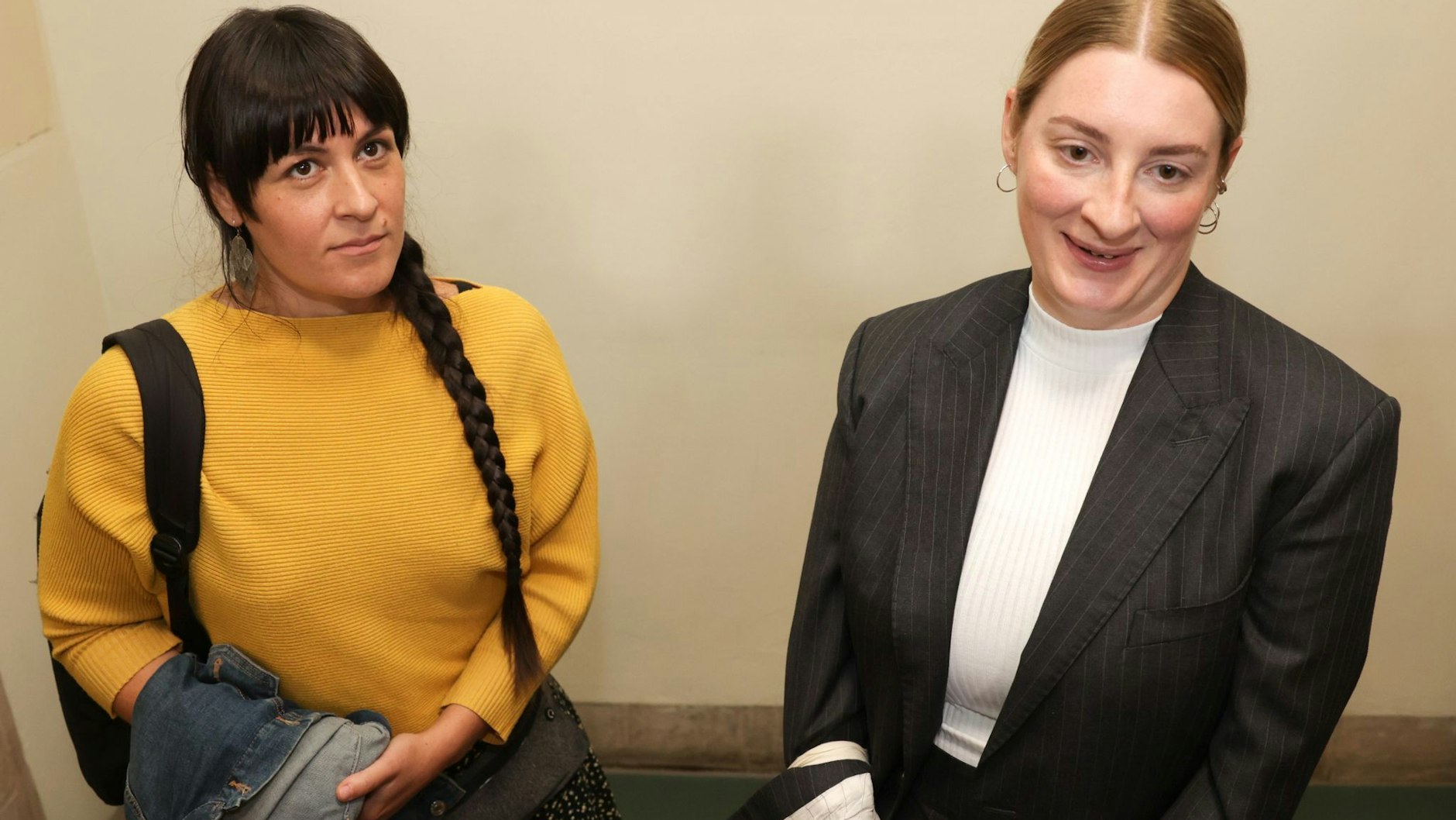 Gabrielle Lebreton (l.), hier mit Rechtsanwältin Leonie Thum, hatte gegen das Oben-ohne-Verbot geklagt. Nun erfolgte eine Klarstellung durch die Berliner Bäderbetriebe.