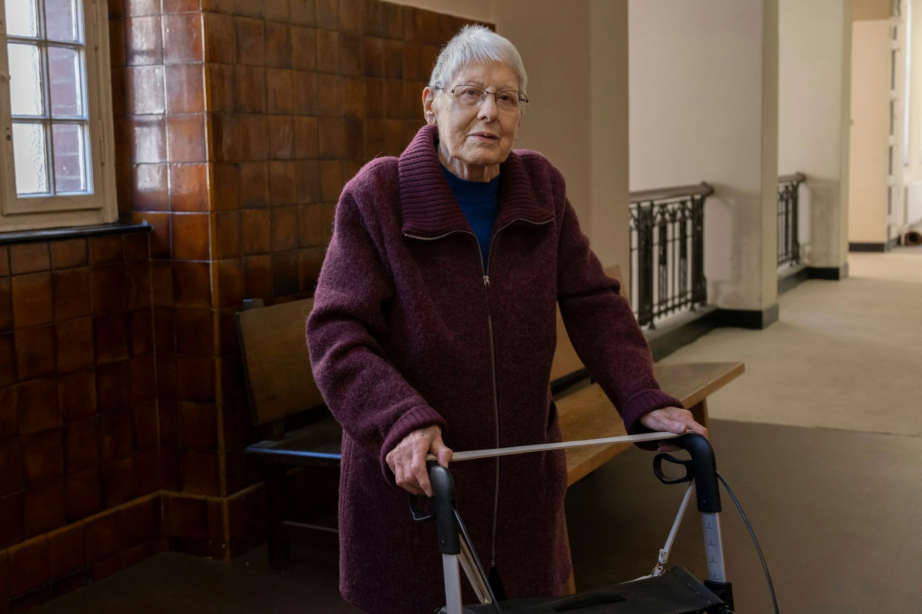 Das Opfer, Gisela M. (88), erscheint am Mittwoch mit Rollator im Gerichtsgebäude in Berlin.