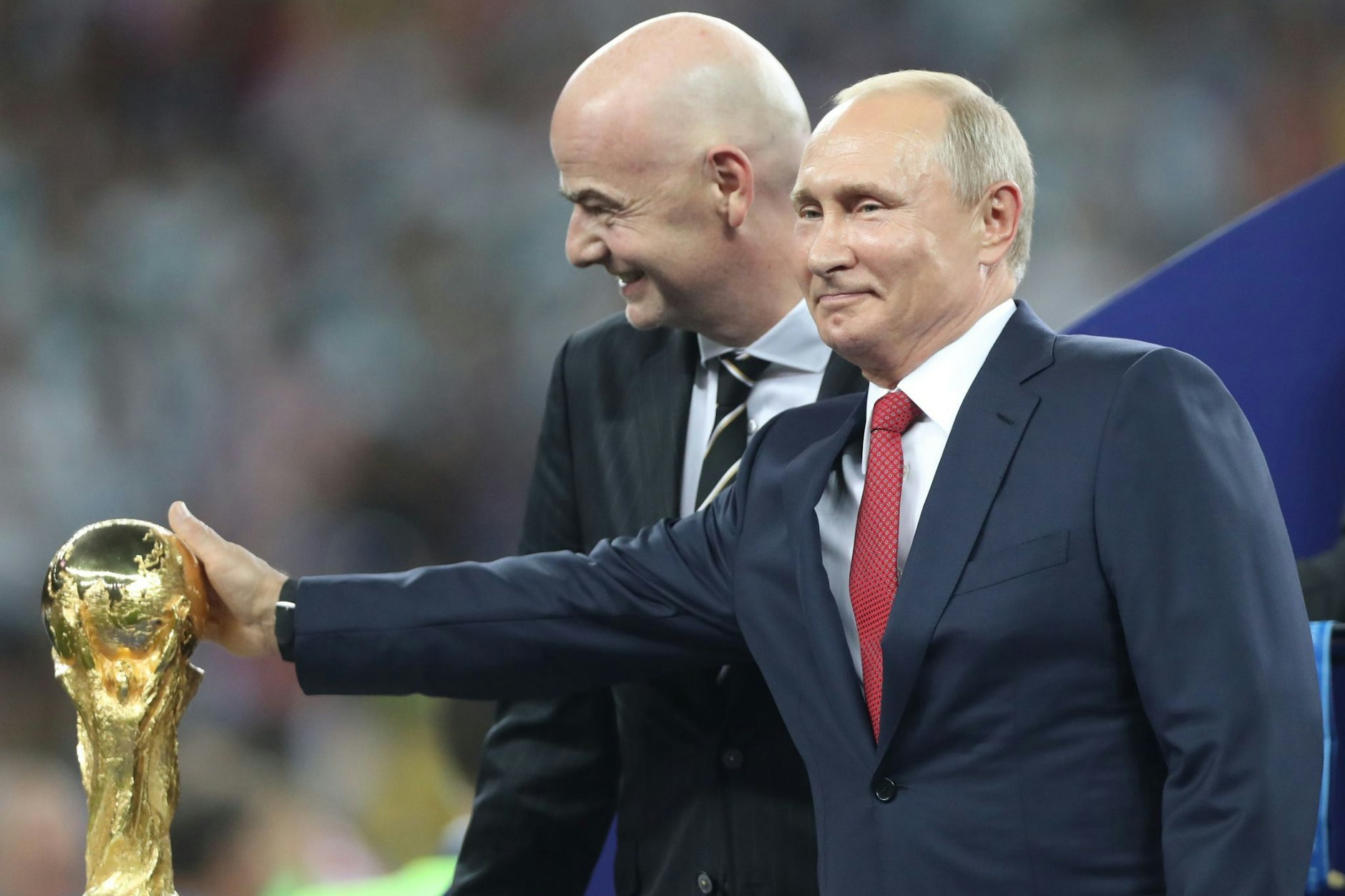 Russland war Ausrichter der Fußball-WM 2018. Russlands Staatspräsident Wladimir Putin (r.) weiß um den Glanz der Trophäen in diesem Sport, dem Gianni&nbsp;Infantino (l.) als Präsident des Welt-Fußball-Verbandes (Fifa) vorsteht.&nbsp;
