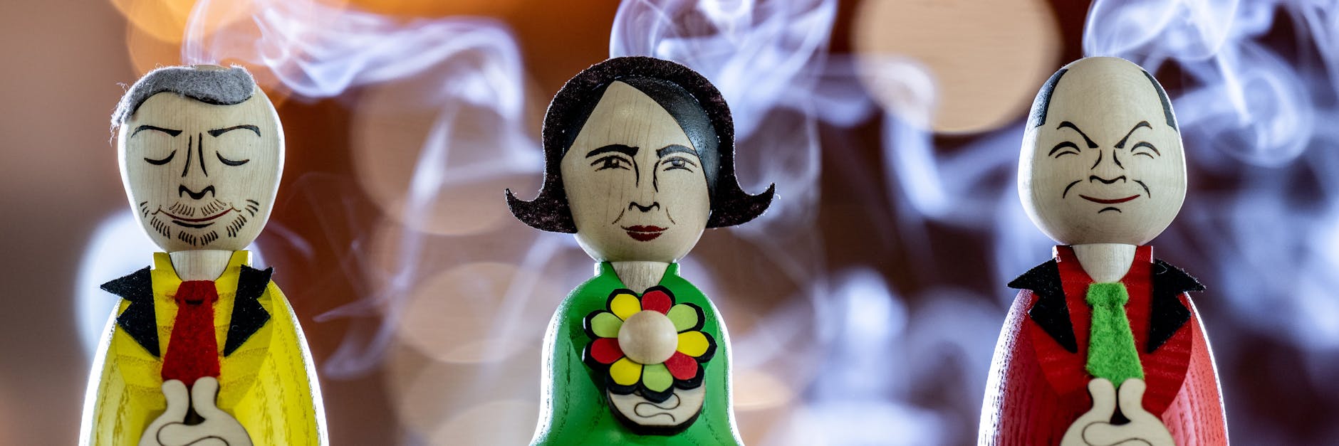 In der Schauwerkstatt der Seiffener Volkskunst in Seiffen rauchen den Ampel-Spitzenpolitikern Christian Lindner, Annalena Baerbock und Olaf Scholz die Köpfe.