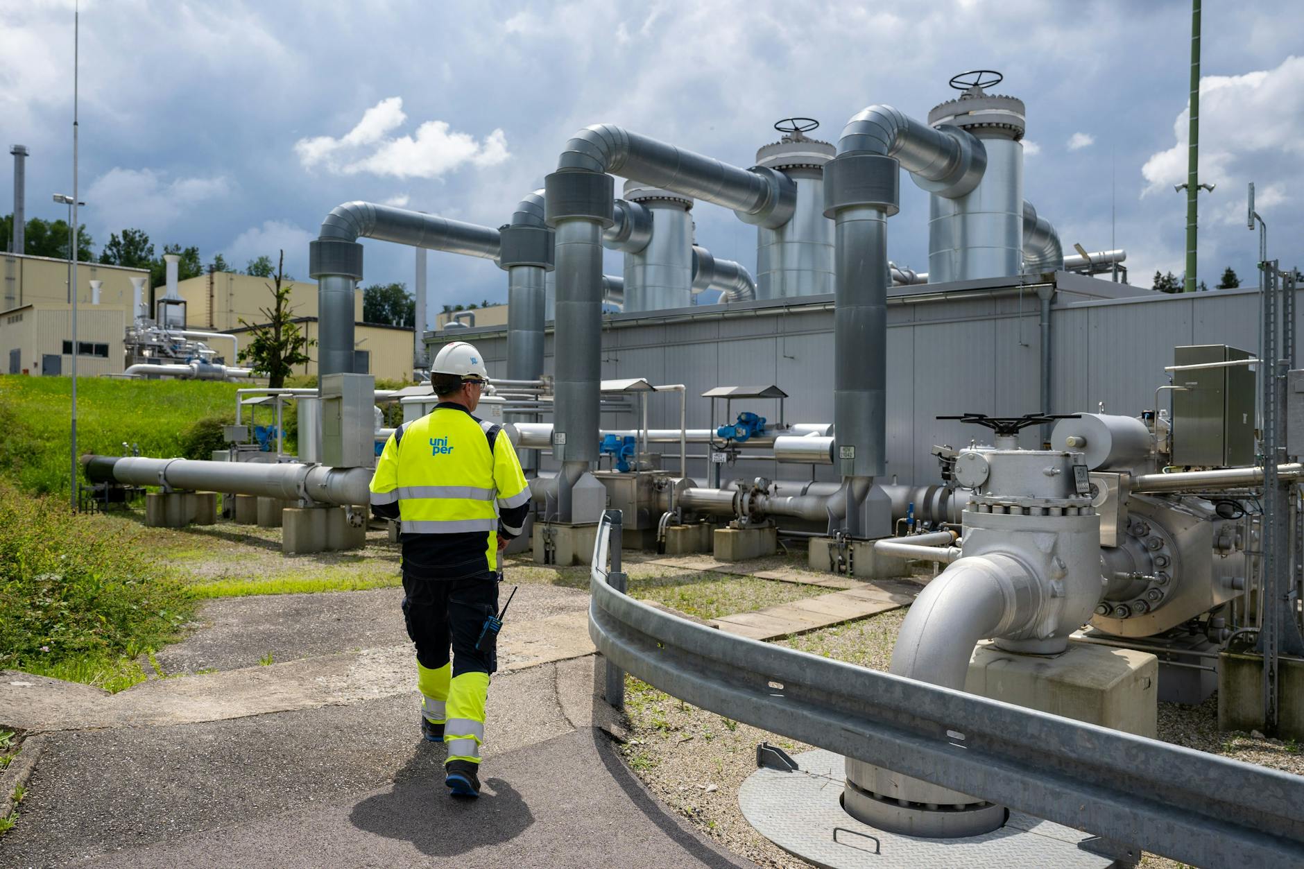 Ein Mitarbeiter geht durch die oberirdischen Anlagen eines Erdgasspeichers in der Uniper-Energy-Anlage in Bierwang, Juni 2022