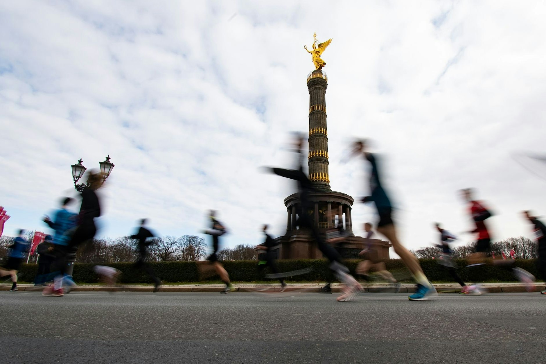 Teilnehmer am Berliner Halbmarathon laufen an der Berliner Siegessäule vorbei.