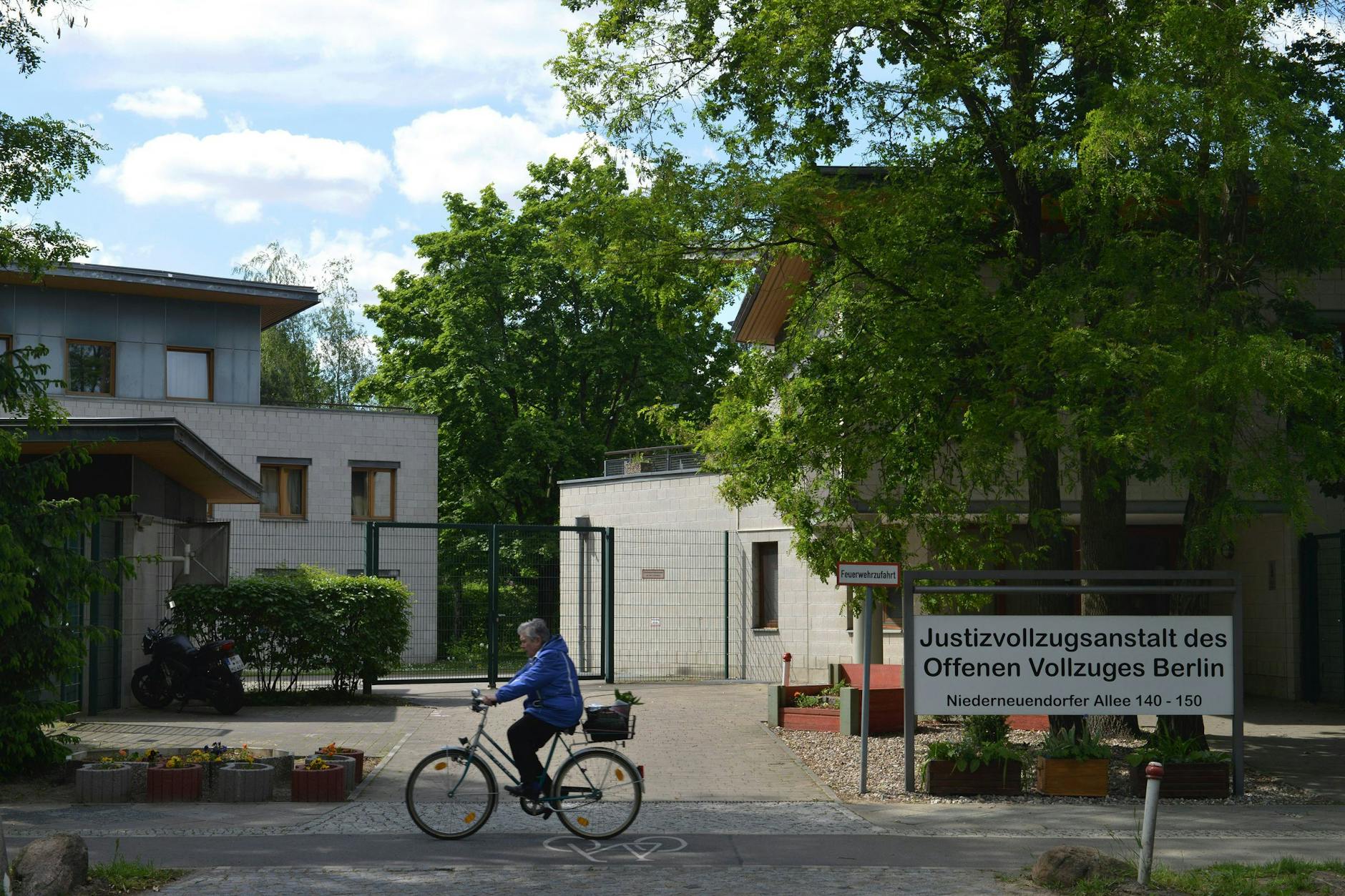 Die Haftanstalt Hakenfelde in Spandau: Hier verschwand ein 41-Jähriger aus dem offenen Vollzug.