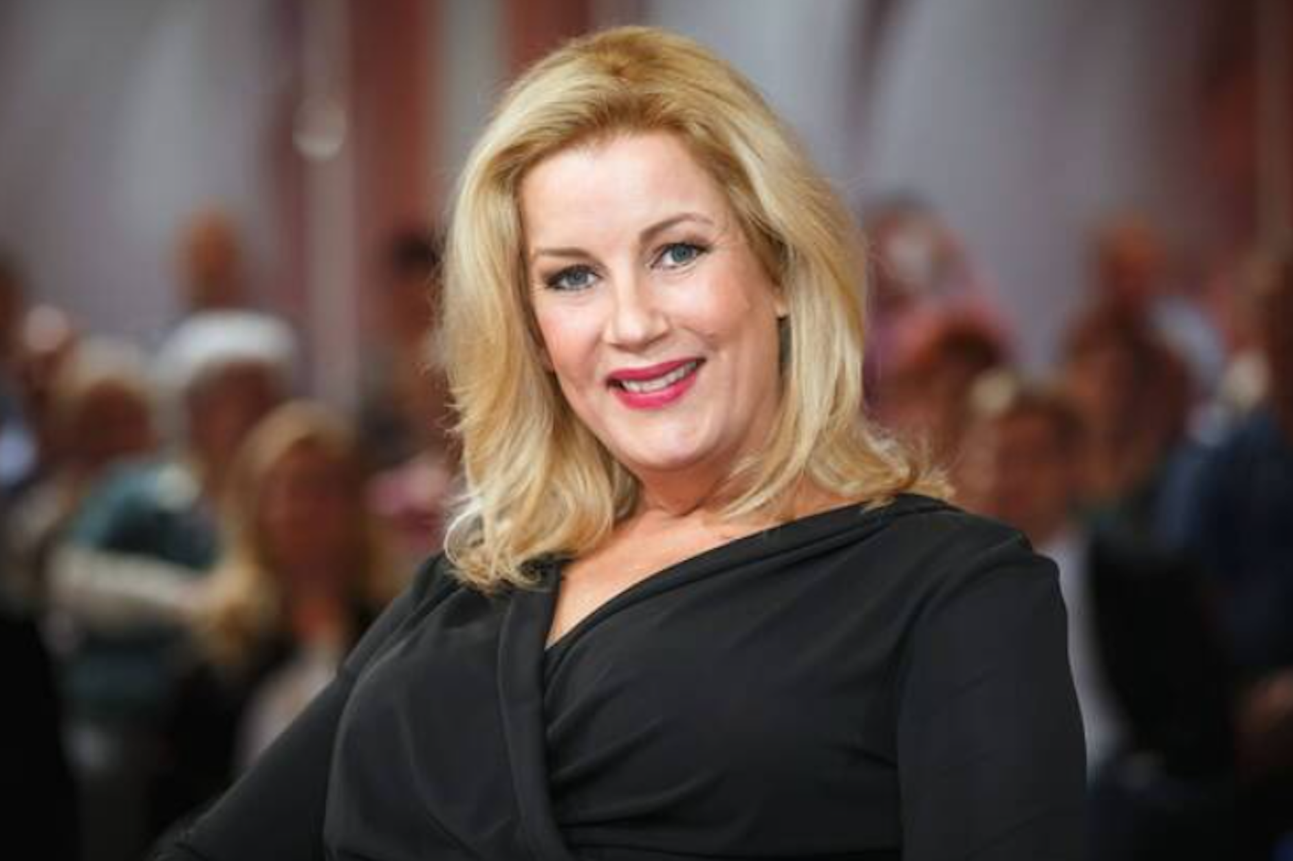 Sitzt jetzt beim „Riverboat“ als Gast-Moderatorin: „In aller Freundschaft“-Star Alexa Maria Surholt (54).