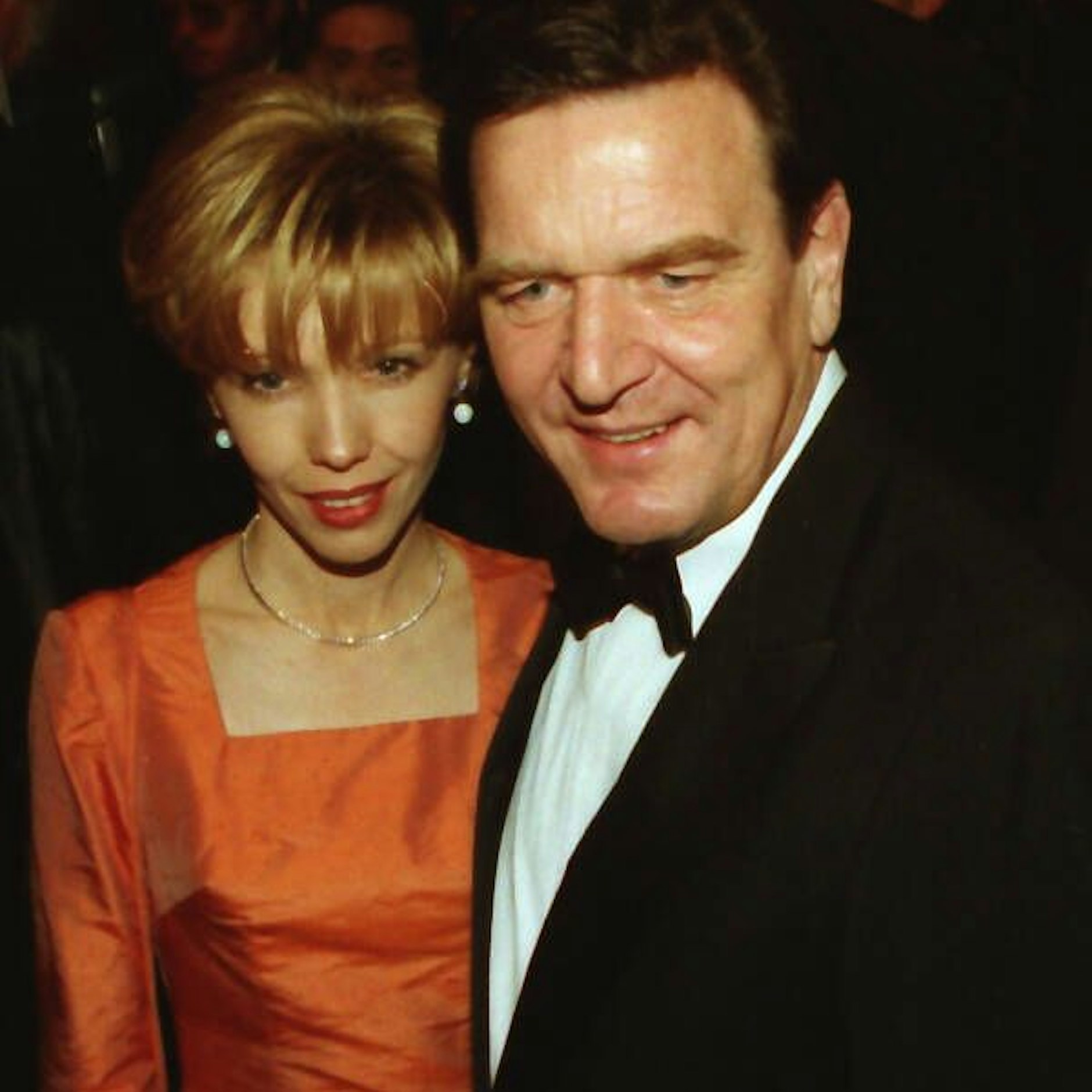 Bundeskanzler Gerhard Schröder mit seiner damaligen Ehefrau Doris Schröder-Köpf beim Bundespresseball 1998 in Bonn