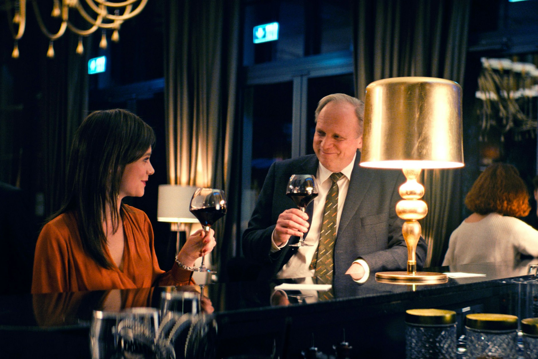 Unwissentlicher Familienflirt? Eva (Anna Unterberger) und Felix Murot (Ulrich Tukur) an der Bar.