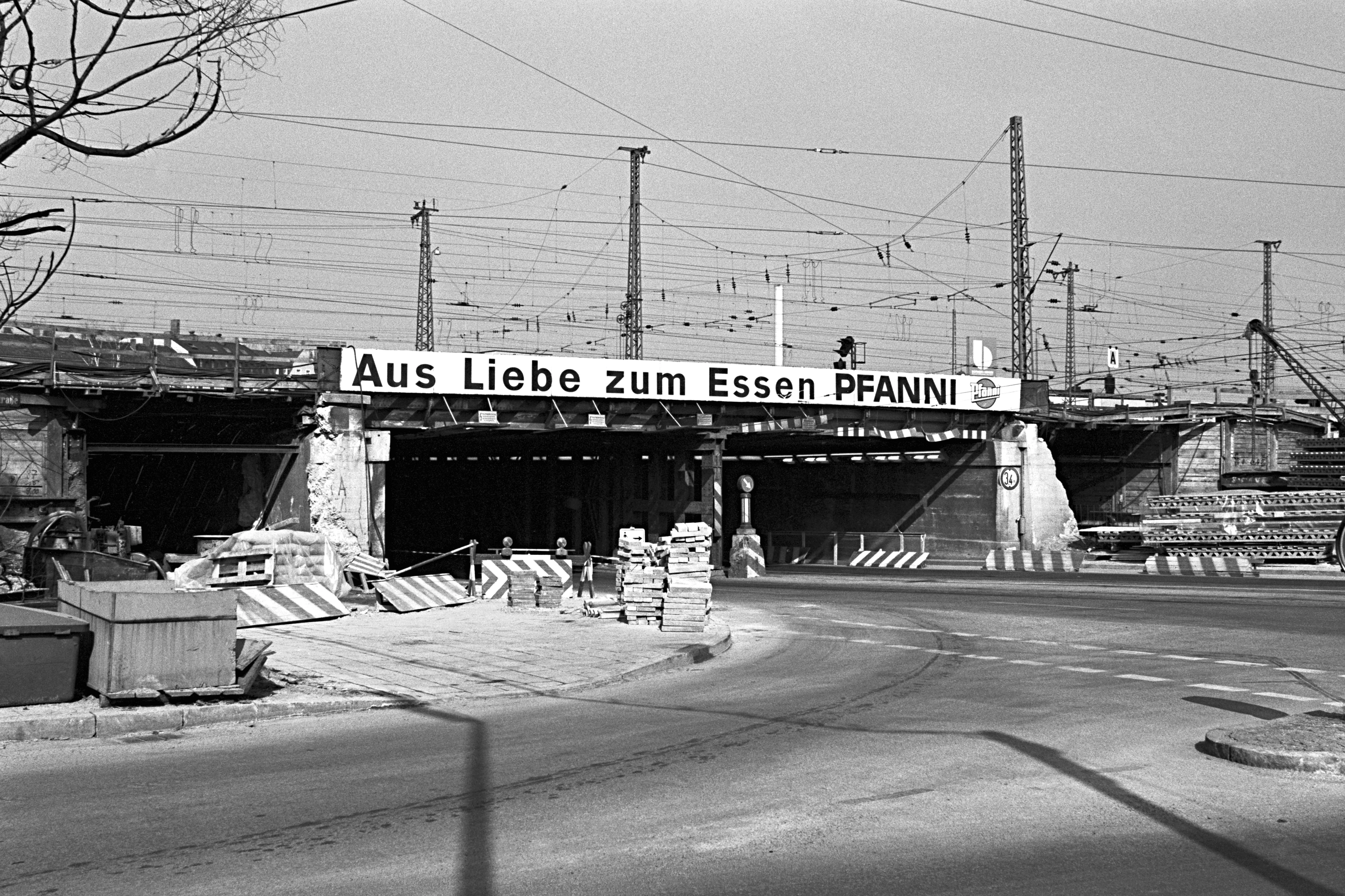 Zum Glück ein vergessener Werbespruch: Pfanni-Werbung an einer Eisenbahnbrücke in München-Haidhausen.
