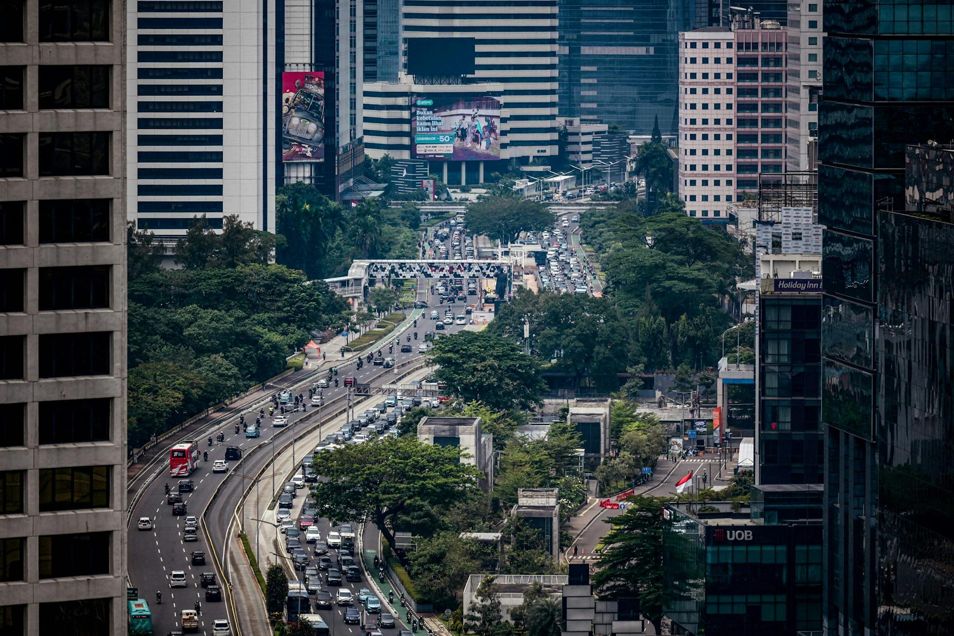 Der allmorgendliche Stau auf der Sudirman-Straße in Jakarta. In Berlin sehen manche Gegenden ganz genauso aus. 