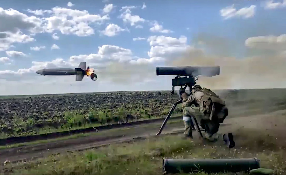Ein russischer Soldat feuert während eines Einsatzes in der Ukraine aus einer Panzerabwehrlenkwaffe.&nbsp;