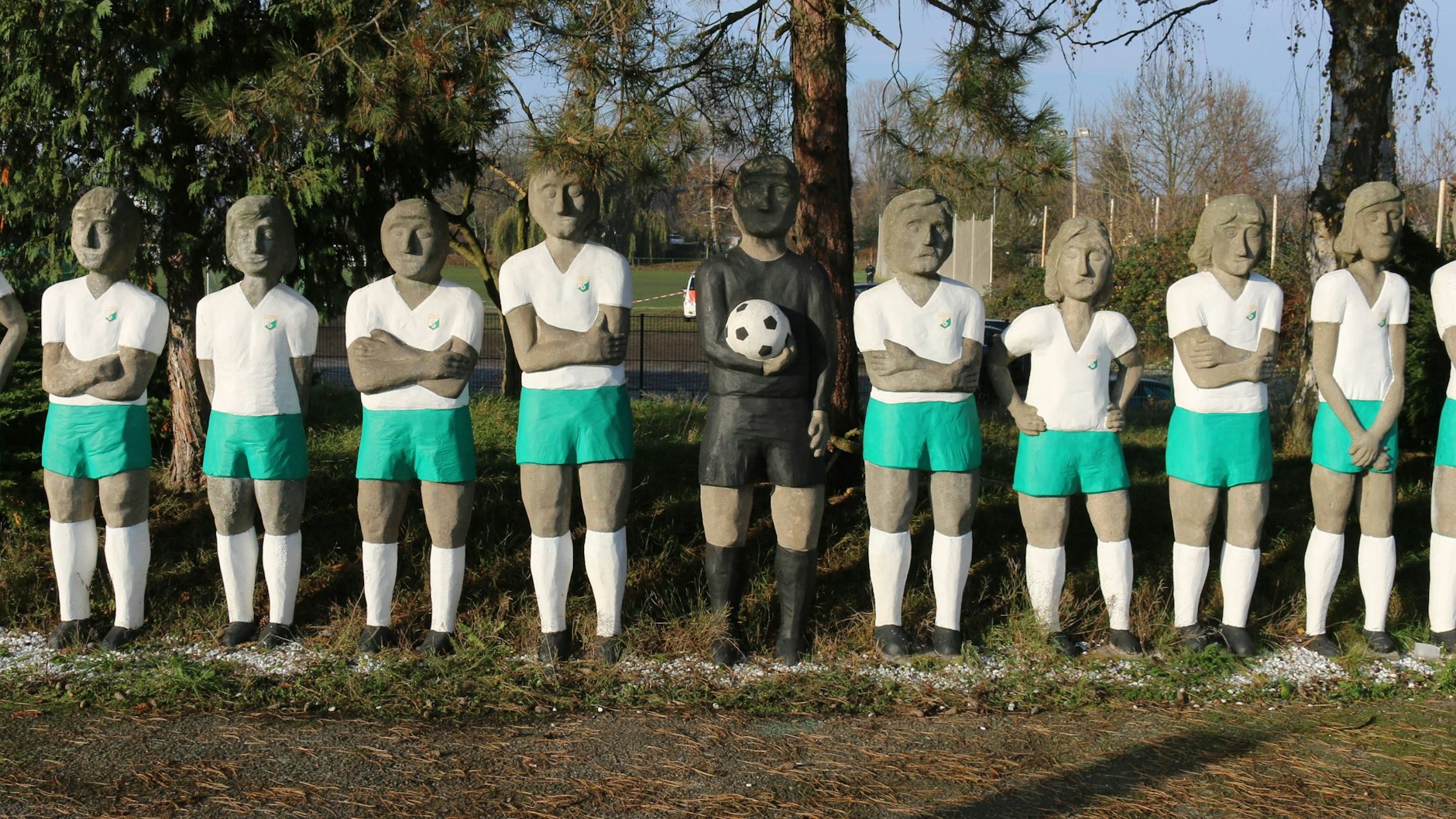 Die Meistermannschaft der Chemiker von 1964 als Statuen.