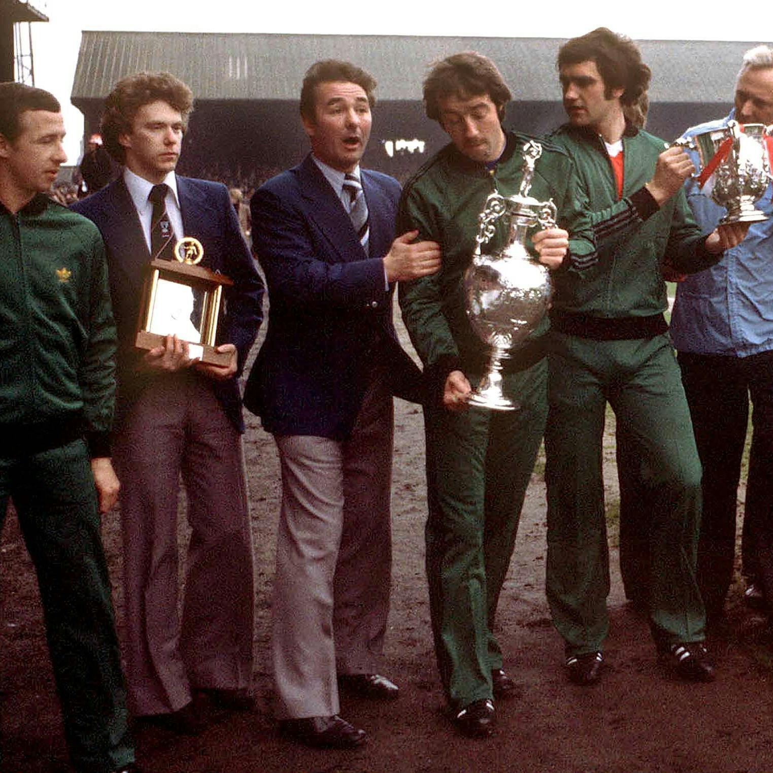 Nottinghams John McGovern, Tony Woodcock, Trainer Brian Clough, Frank Clark, Larry Lloyd and Co-Trainer Peter Taylor mit den Trophäen der Spielzeit 1977/78. 