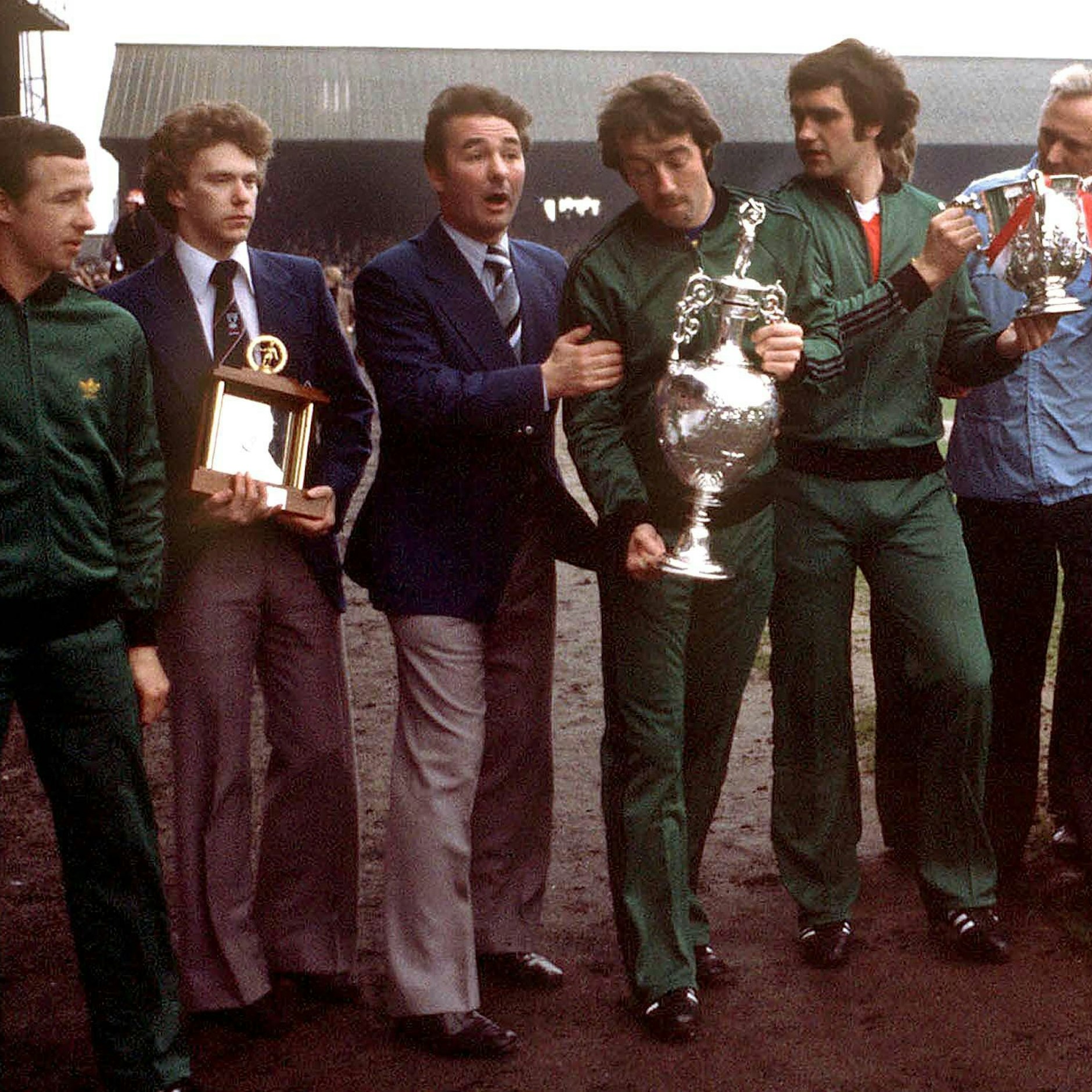 Nottinghams John McGovern, Tony Woodcock, Trainer Brian Clough, Frank Clark, Larry Lloyd and Co-Trainer Peter Taylor mit den Trophäen der Spielzeit 1977/78.&nbsp;