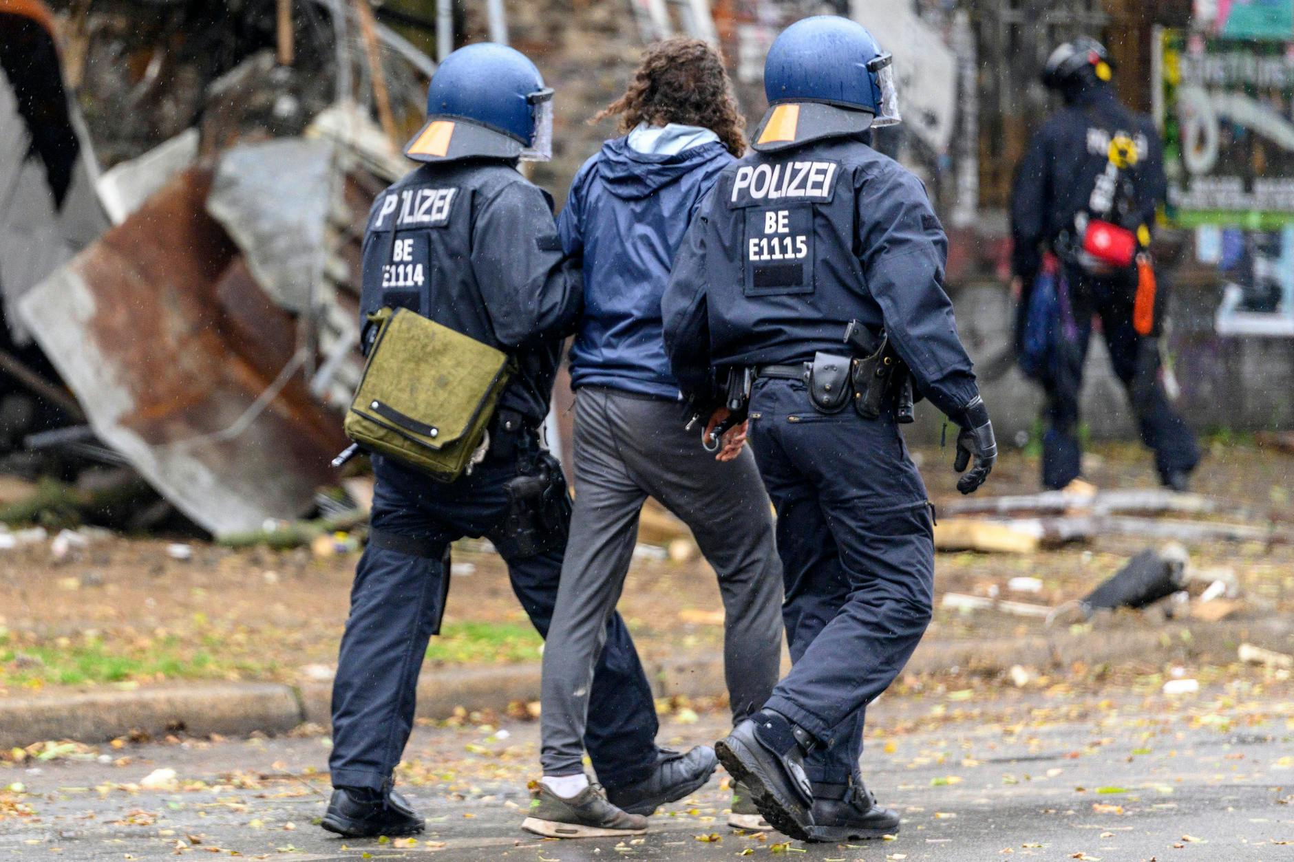 Einsatzkräfte der Polizei führen einen Tatverdächtigen ab (Symbolbild).