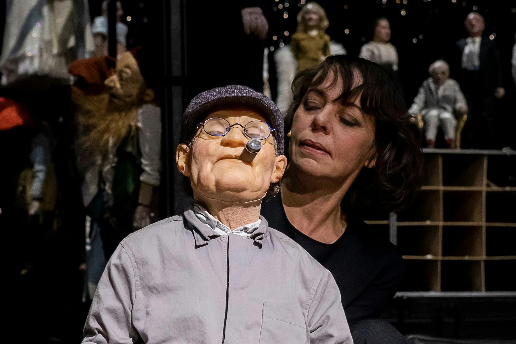 Die Berliner Puppenspielerin Suse Wächter mit Bertolt Brecht im Berliner Ensemble