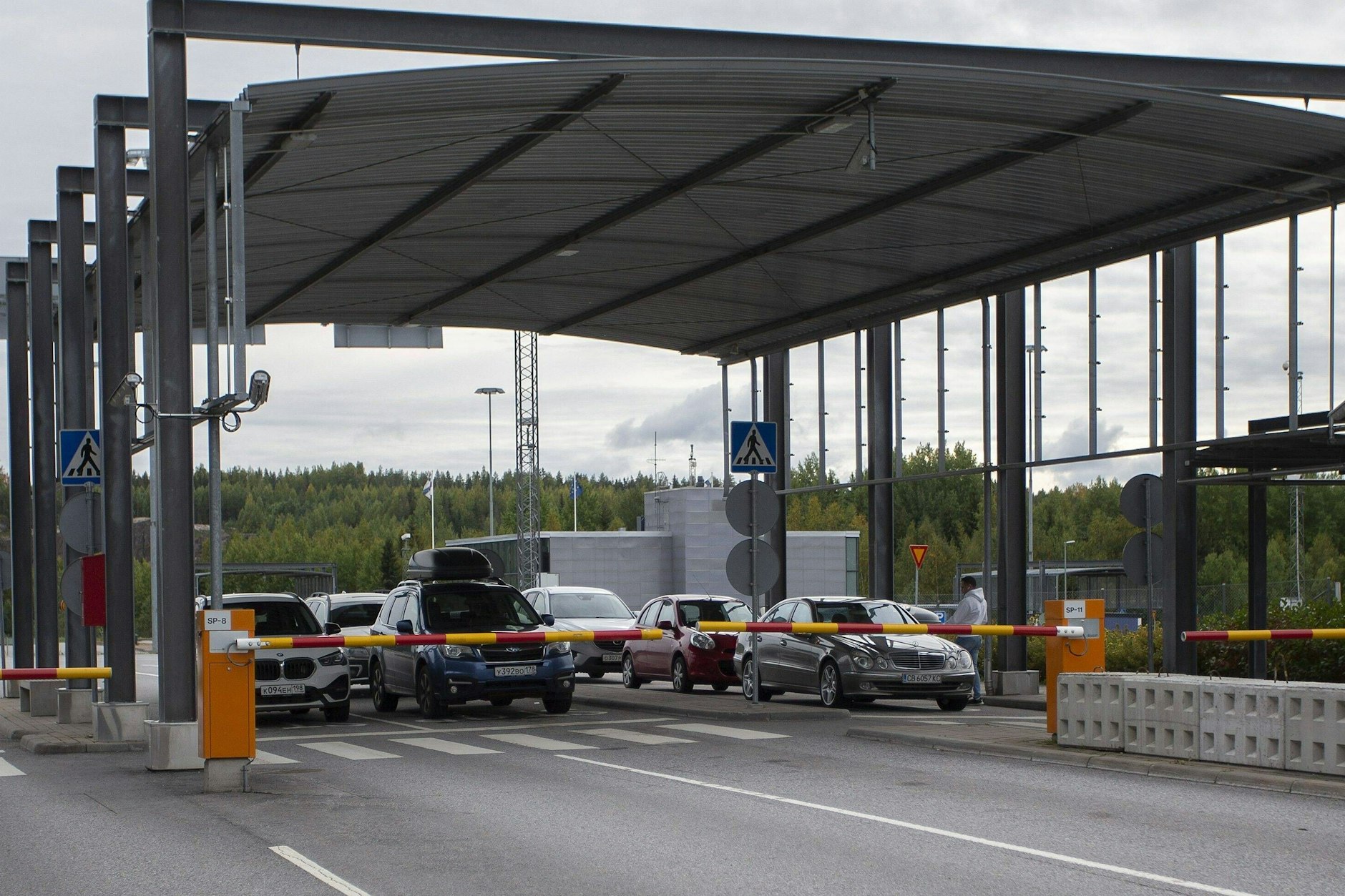 Autos an russischer Grenze zu Finnland.