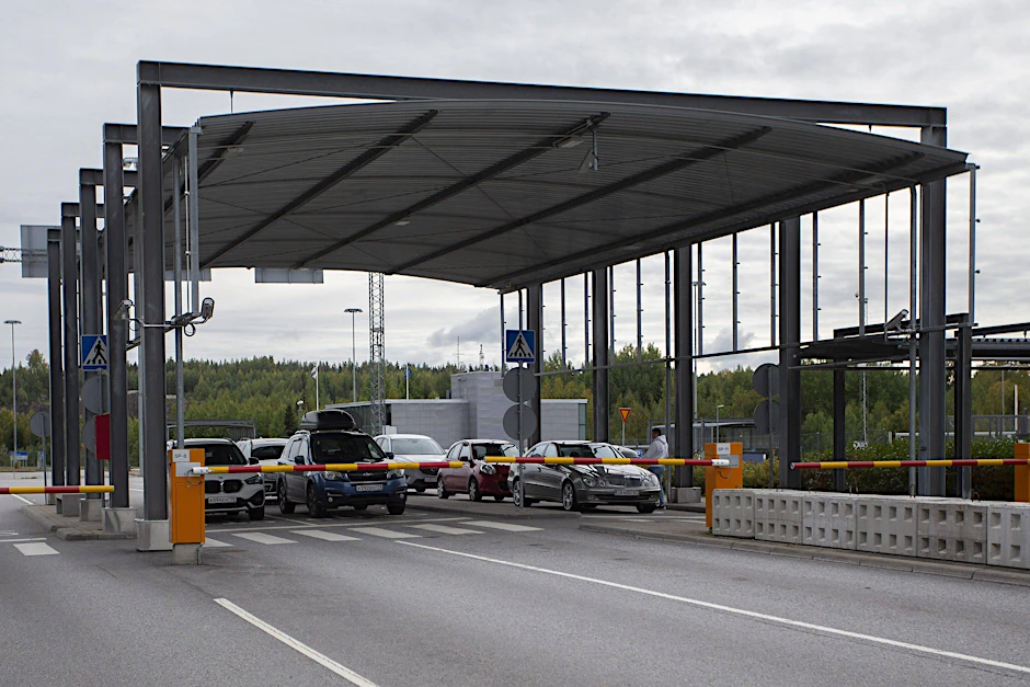 Autos an russischer Grenze zu Finnland.