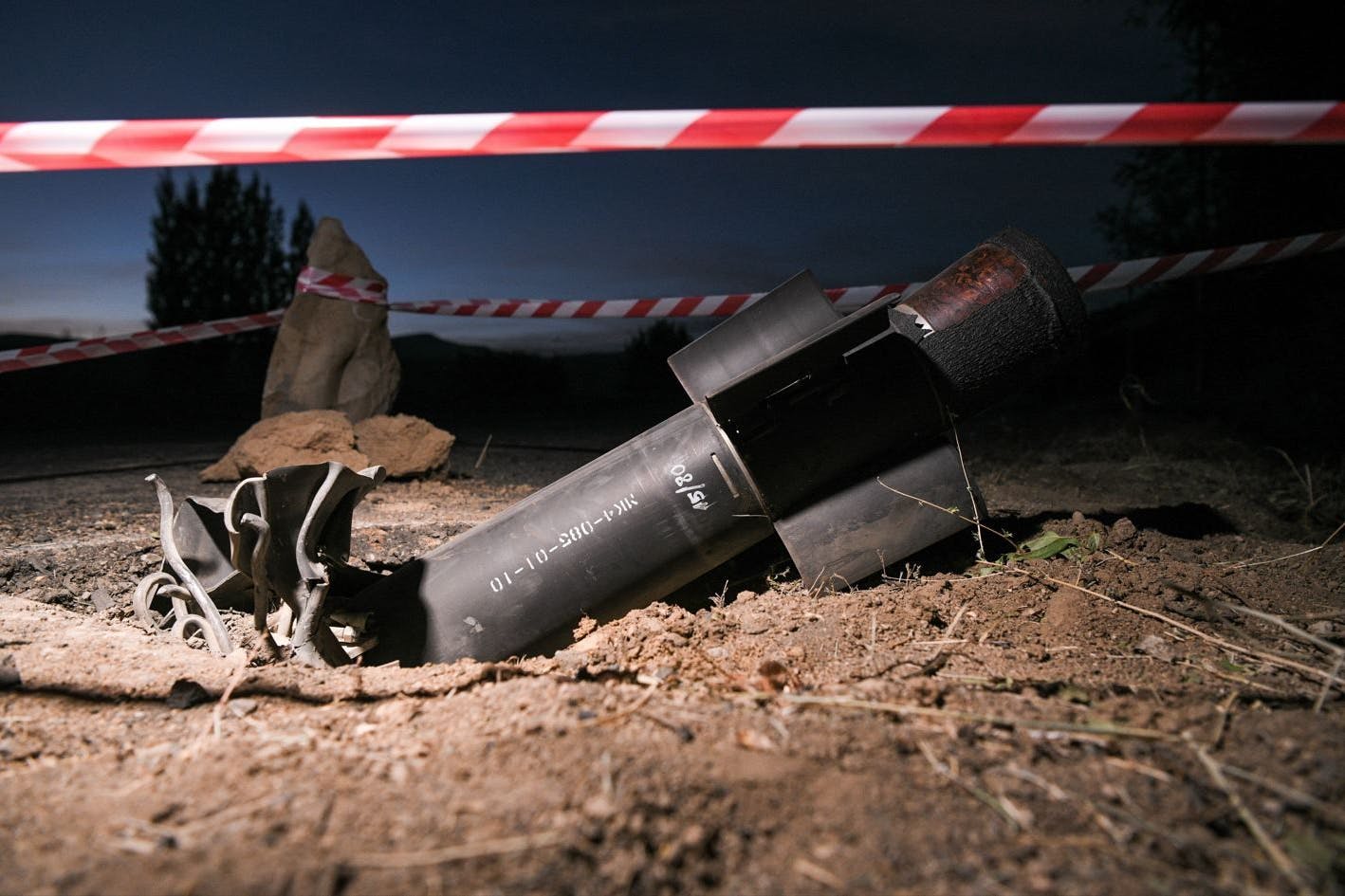 Dschermuk, Armenien: Ein Blindgänger liegt auf einer Straße, der Fundort ist abgesperrt.