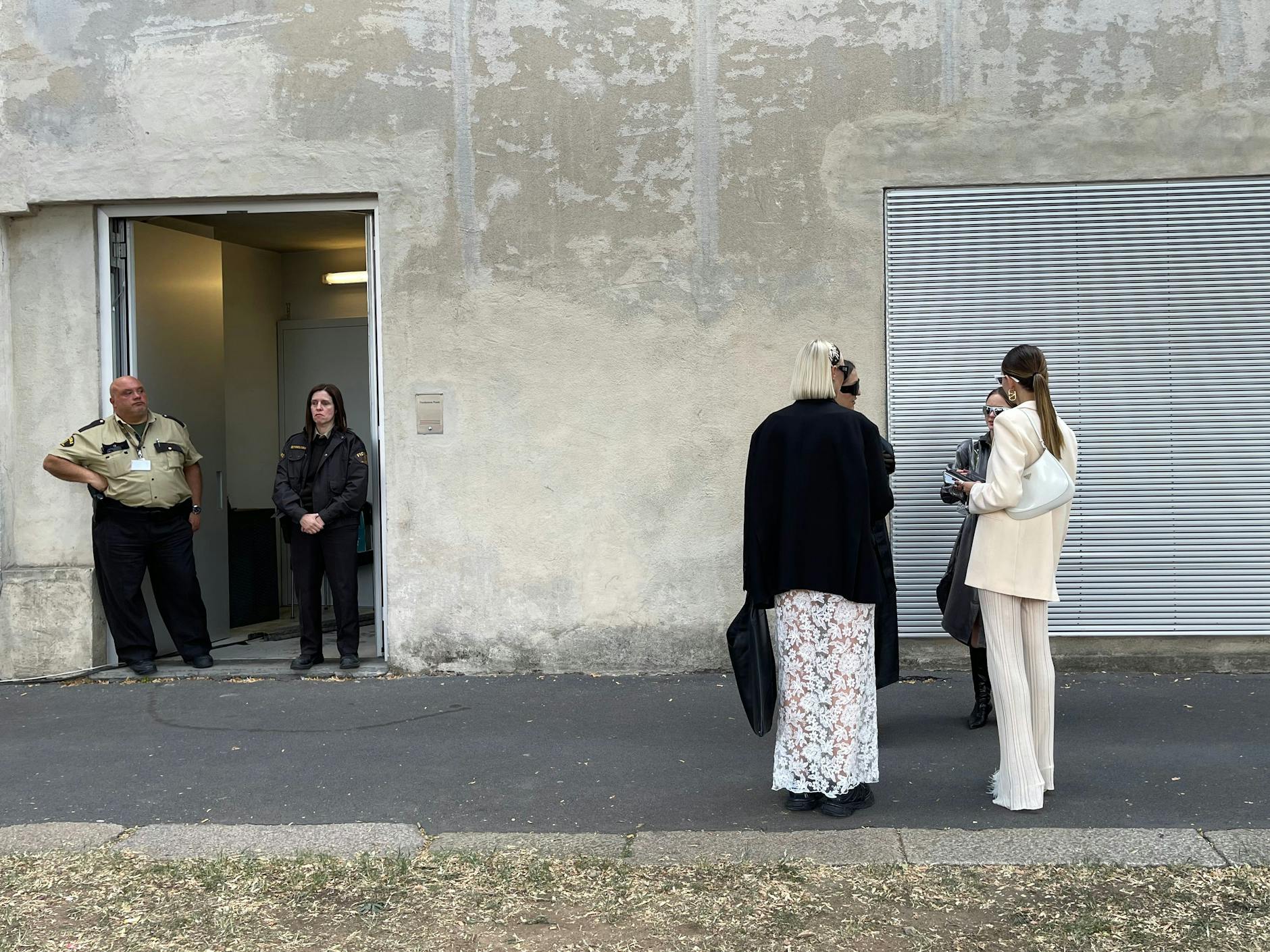 Da schaut selbst das Sicherheitspersonal gerne zu, wie hier an einem Seiteneingang der Fondazione Prada.