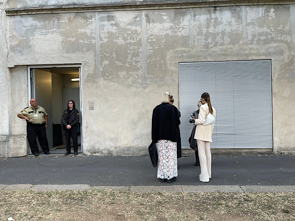 Da schaut selbst das Sicherheitspersonal gerne zu, wie hier an einem Seiteneingang der Fondazione Prada.