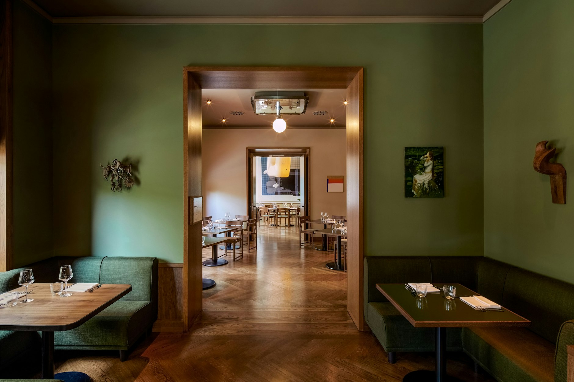 Flucht nach vorn: Die Enfilade lässt vom eleganten Bar-Bereich durch die Restaurant-Räume blicken.