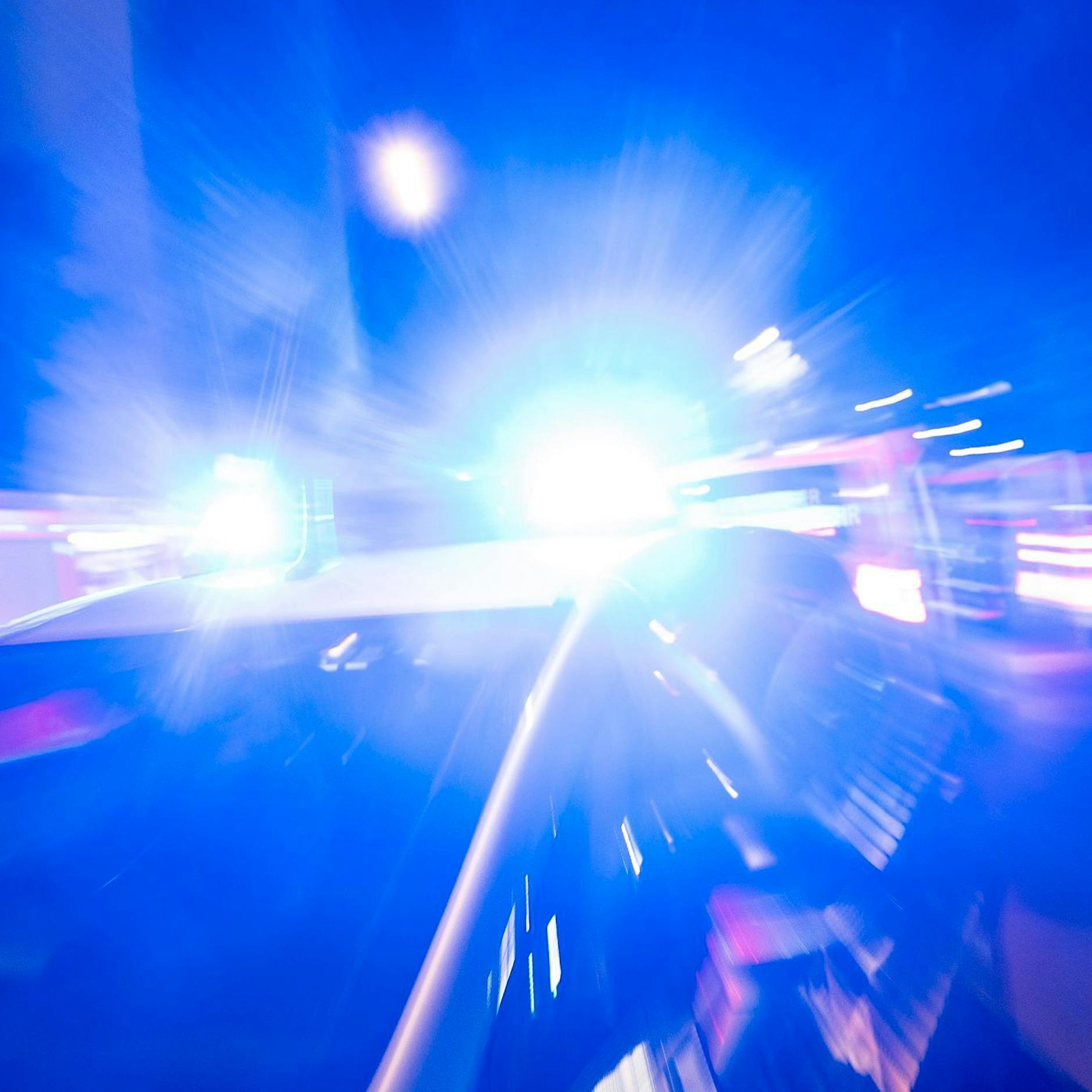 Neukölln: Schwerer Verkehrsunfall mit Polizeiauto – 27-Jährige im Krankenhaus