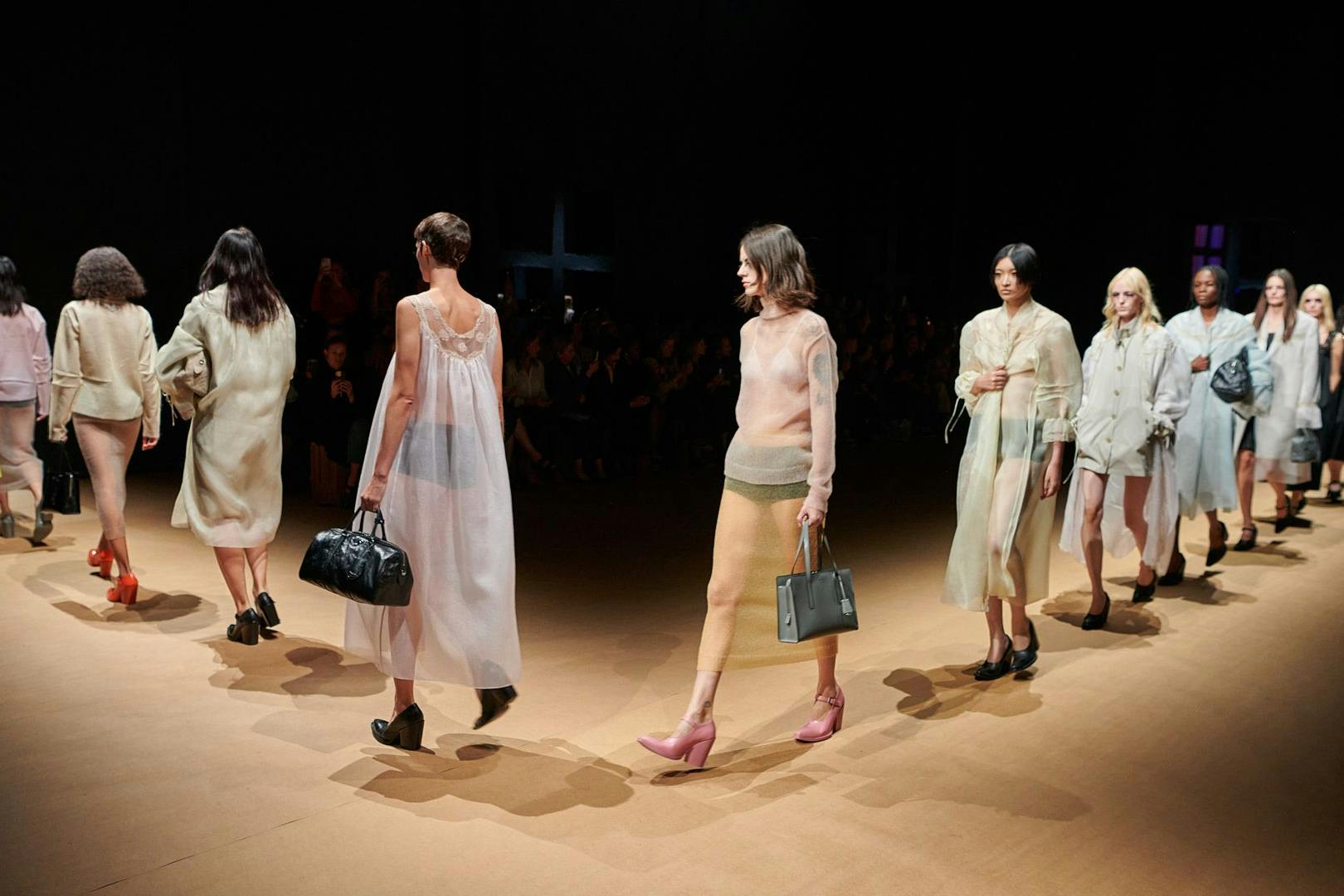 Die neue Prada-Kollektion: Business-Basics aus durchsichtigen Materialien lassen eine ganz neue Art des Nude-Looks entstehen. 