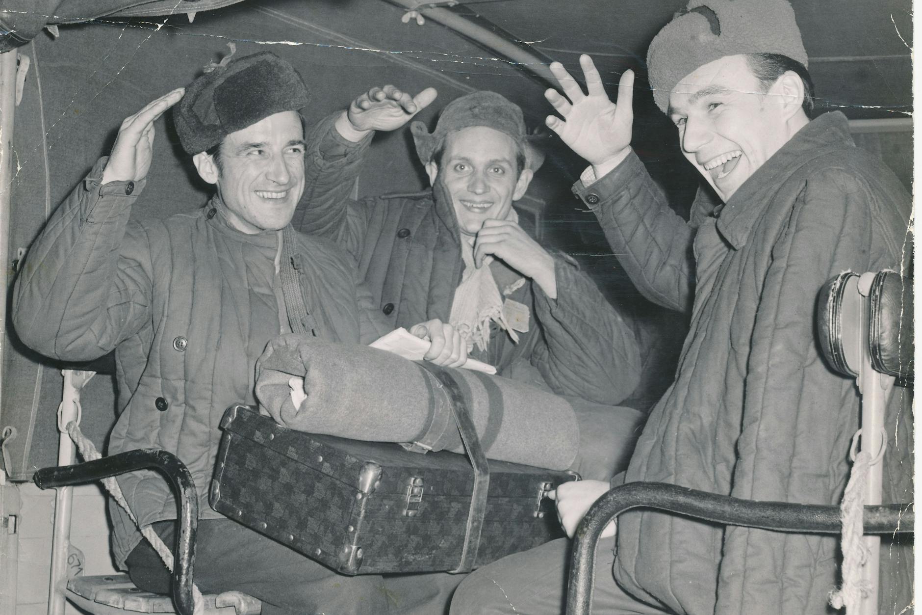 1955, West-Berlin: Johannes Krikowski (Mitte) bei seiner Heimkehr aus Workuta.