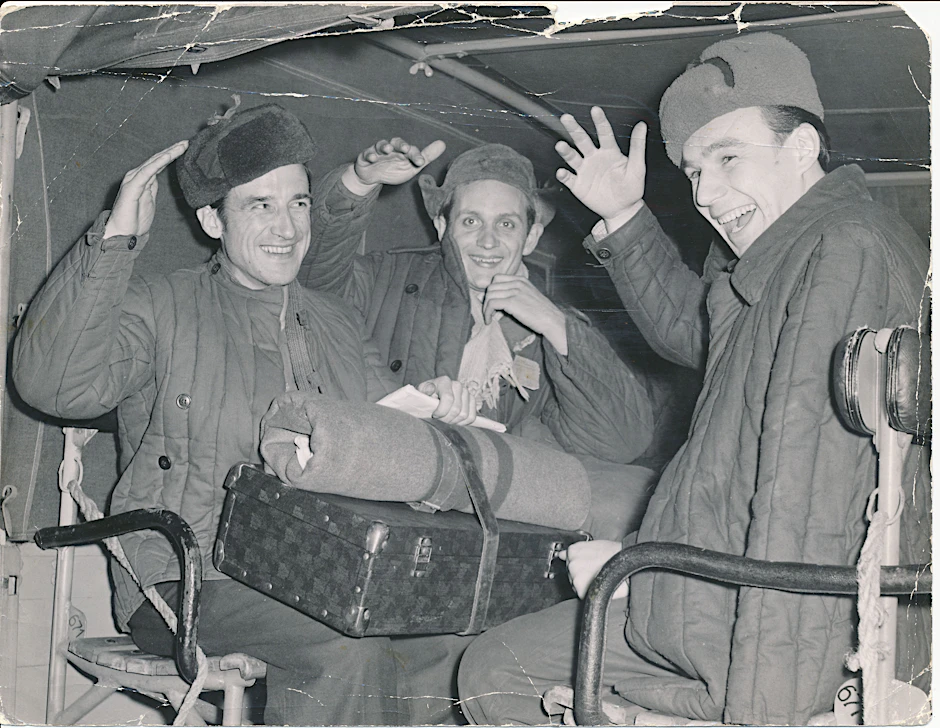 1955, West-Berlin: Johannes Krikowski (Mitte) bei seiner Heimkehr aus Workuta.