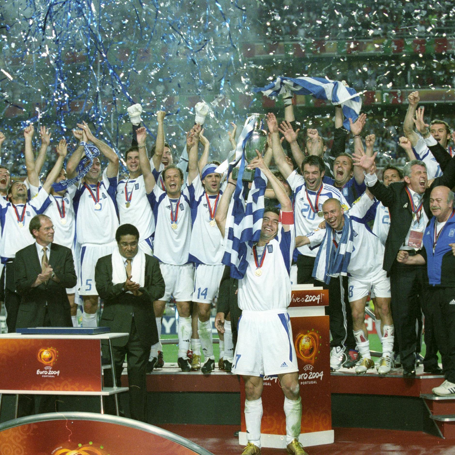 Die Griechen feiern den EM-Sieg 2004 gegen Portugal.