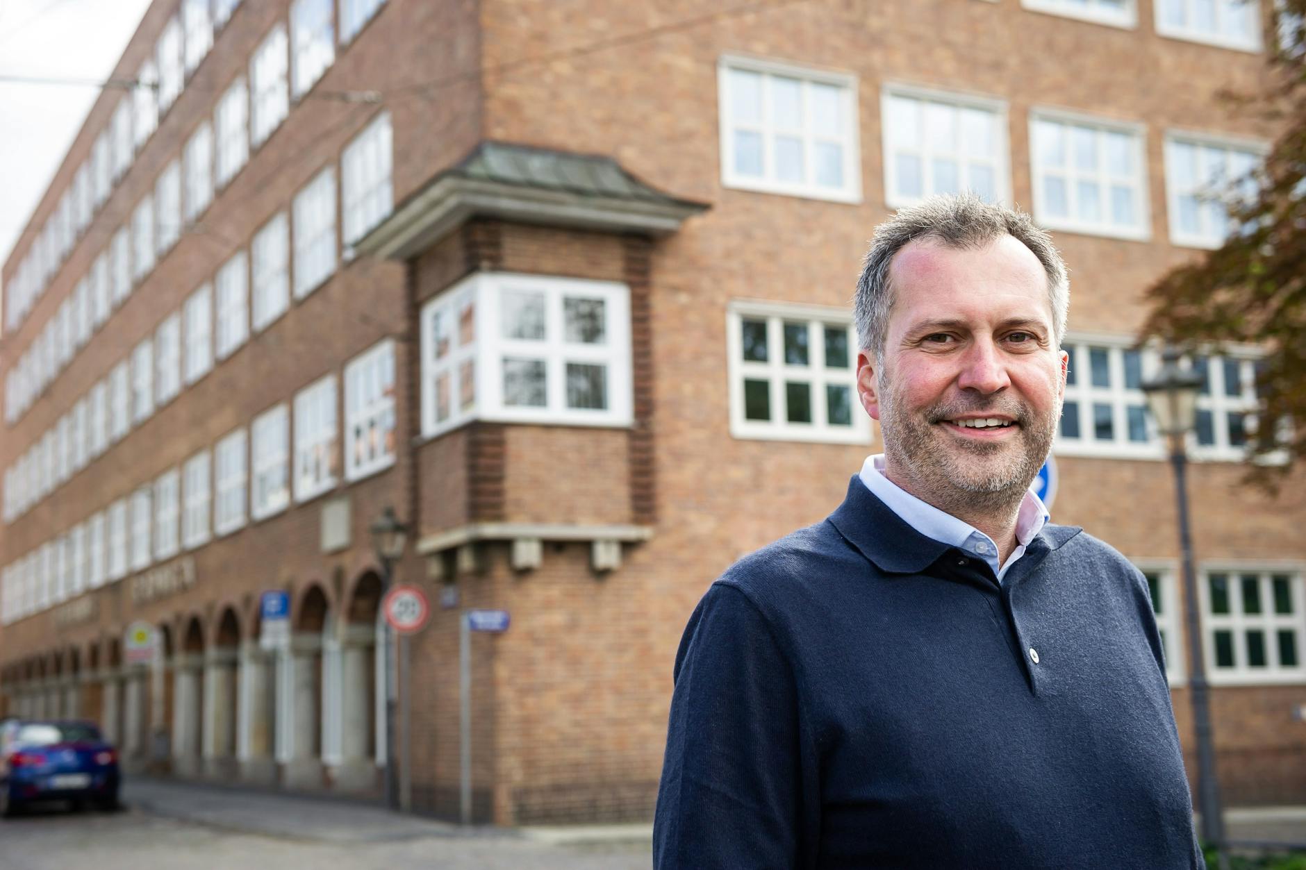 Tobias Schick von der SPD war früher Leistungssportler und ist nun Geschäftsführer des Sportbundes in Cottbus. Er will die OB-Wahl gewinnen.