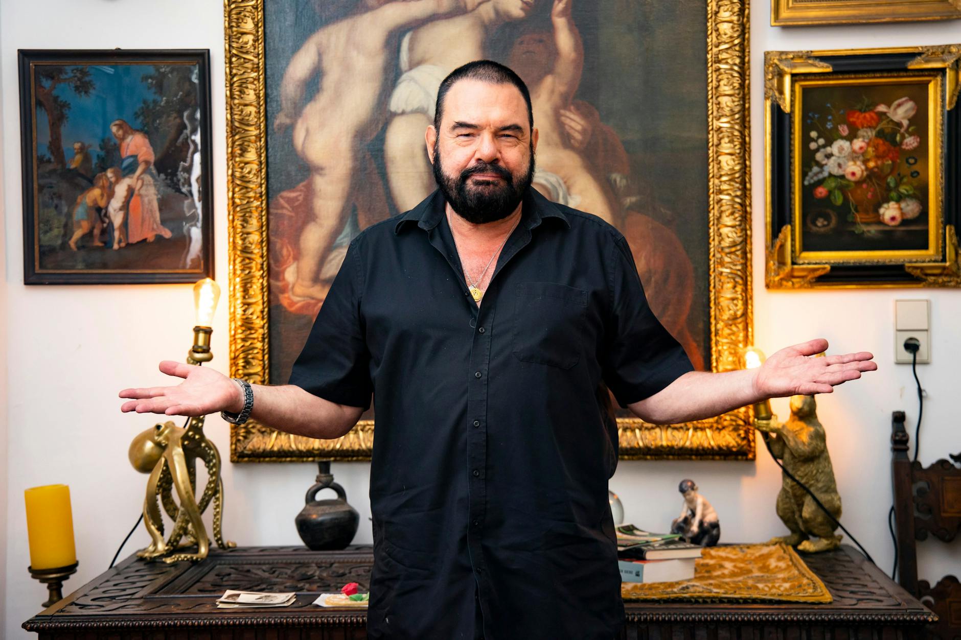 Marian Gold posiert vor seiner Wohnzimmer-Kommode