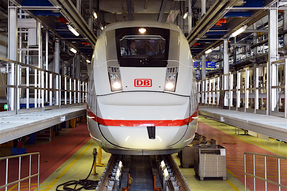 ARCHIV - Ein ICE 4 steht in einem Bahnbetriebswerk.  