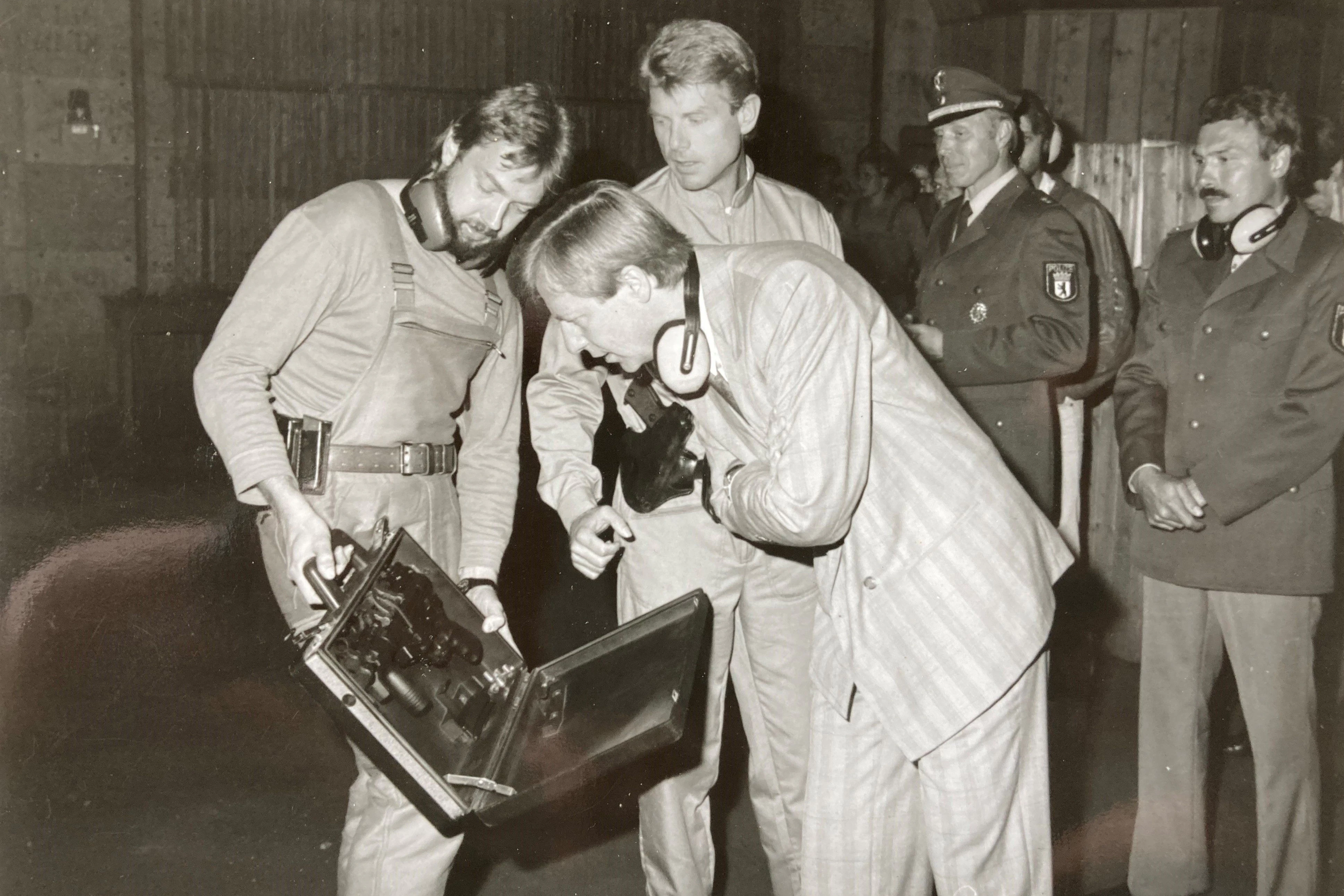 Eberhard Diepgen, Regierender Bürgermeister von West-Berlin, lässt sich in den 80er Jahren von SEK-Männern die neueste Ausrüstung zeigen. Ganz rechts: Martin Textor.