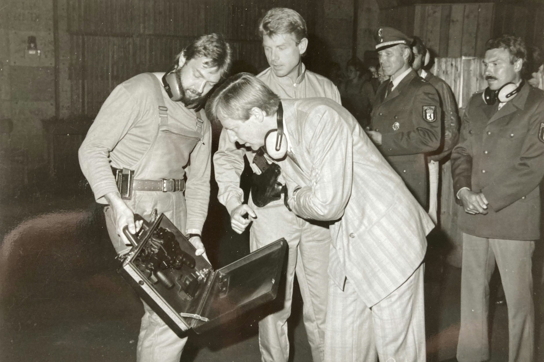 Eberhard Diepgen, Regierender Bürgermeister von West-Berlin, lässt sich in den 80er Jahren von SEK-Männern die neueste Ausrüstung zeigen. Ganz rechts: Martin Textor.