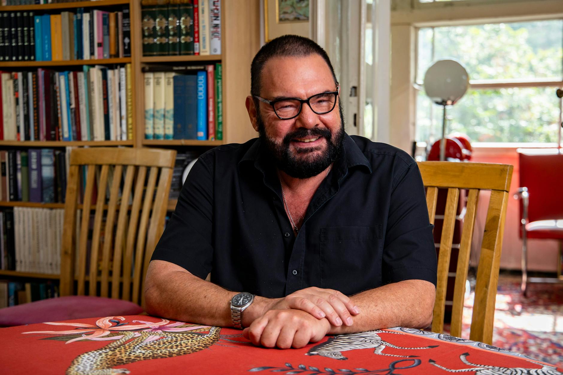 An seinem Wohnzimmertisch: Marian Gold von Alphaville