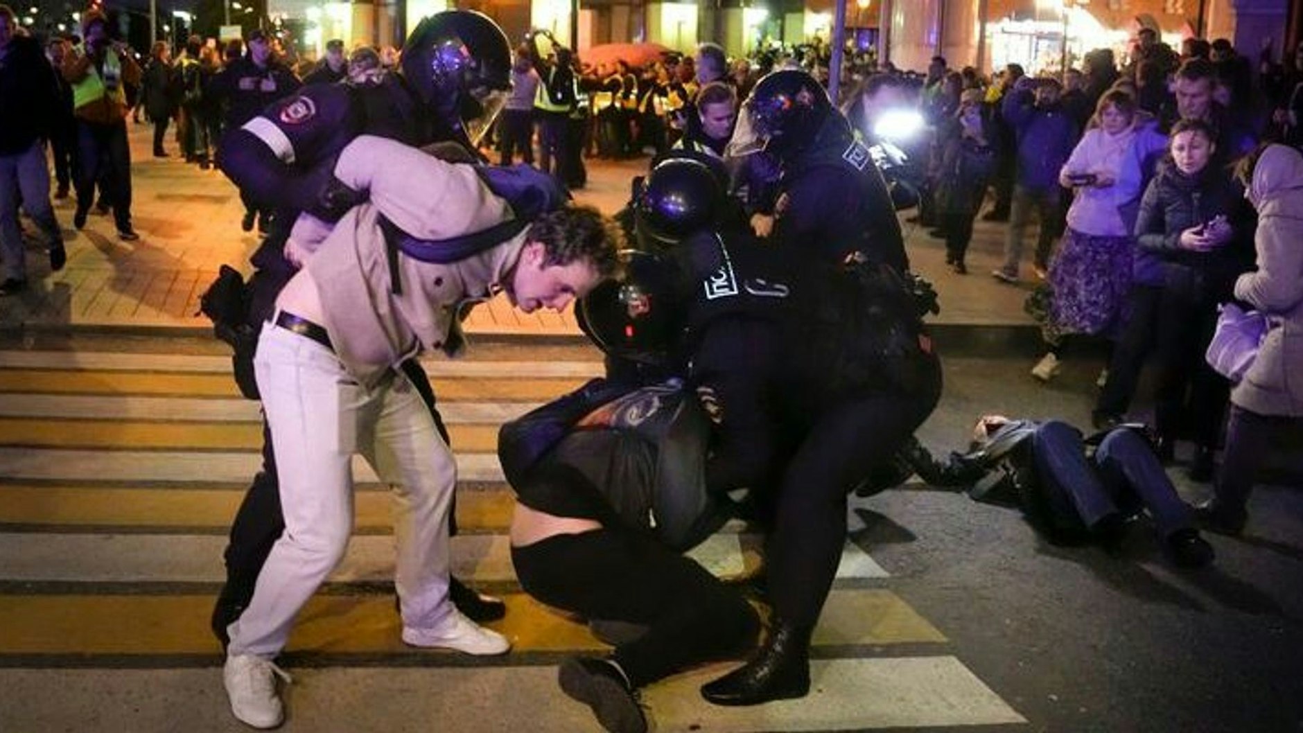 In Russland protestierten Tausende gegen die Teilmobilmachung, es gab mehr als 1380 Festnahmen in 38 Städten.