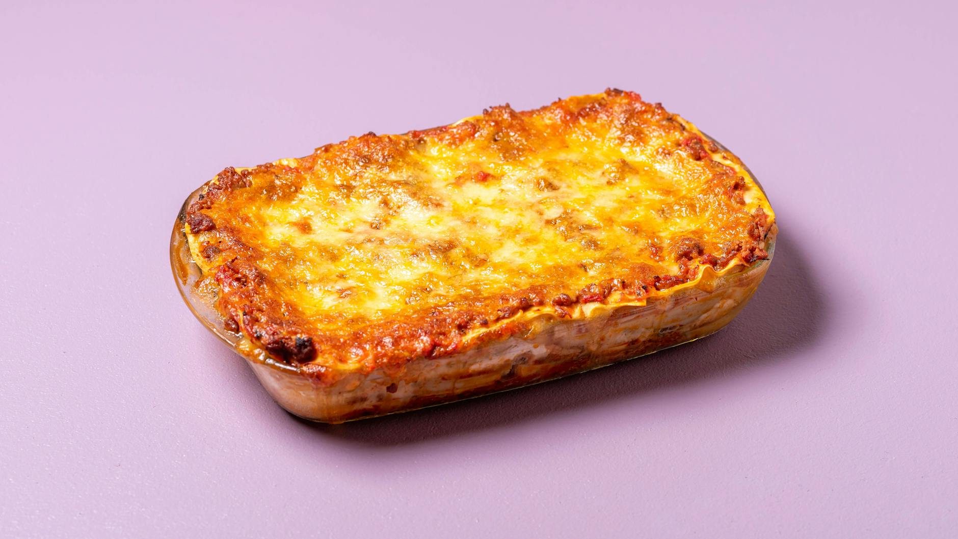 Der leckere Reis-Hackfleisch-Auflauf wird mit reichlich Käse überbacken. Lecker!