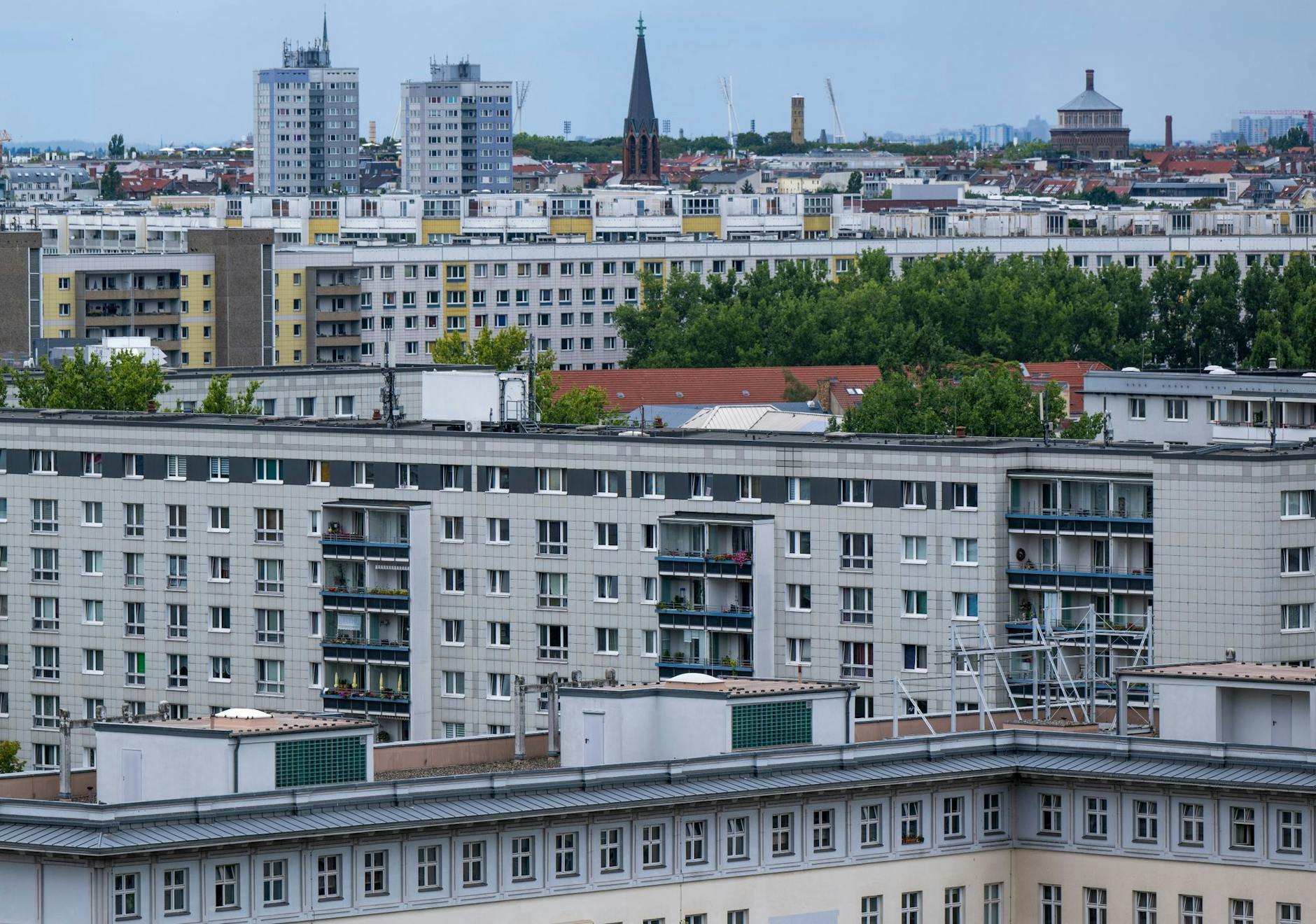 ARCHIV - Blick von einem Hochhaus auf die Wohnhäuser im Berliner Osten.