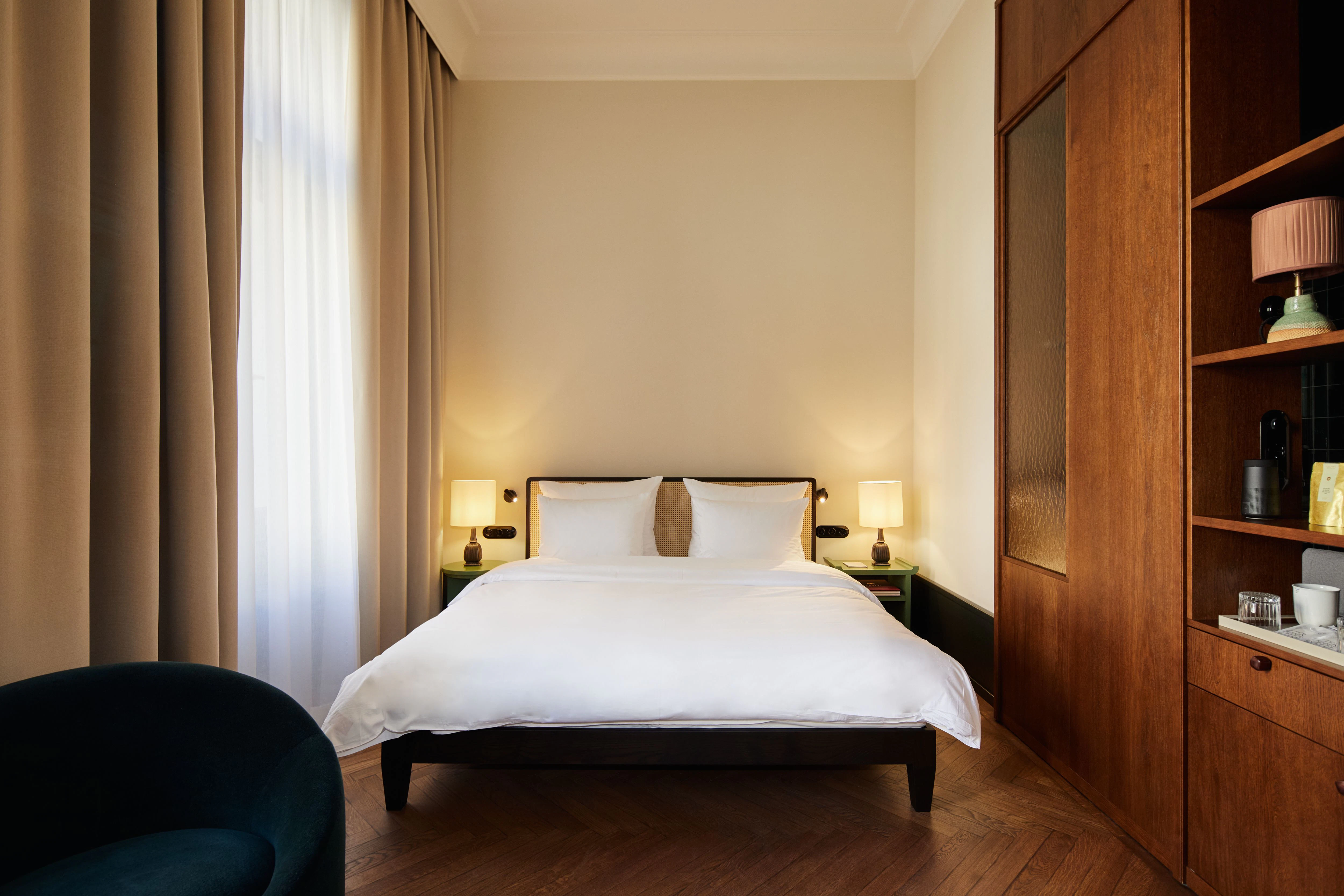 Doch noch fremdgegangen: Das Hotel ist ganz Berlin, Irina Kromayers Bettentwurf ziert indes Wiener Geflecht.
