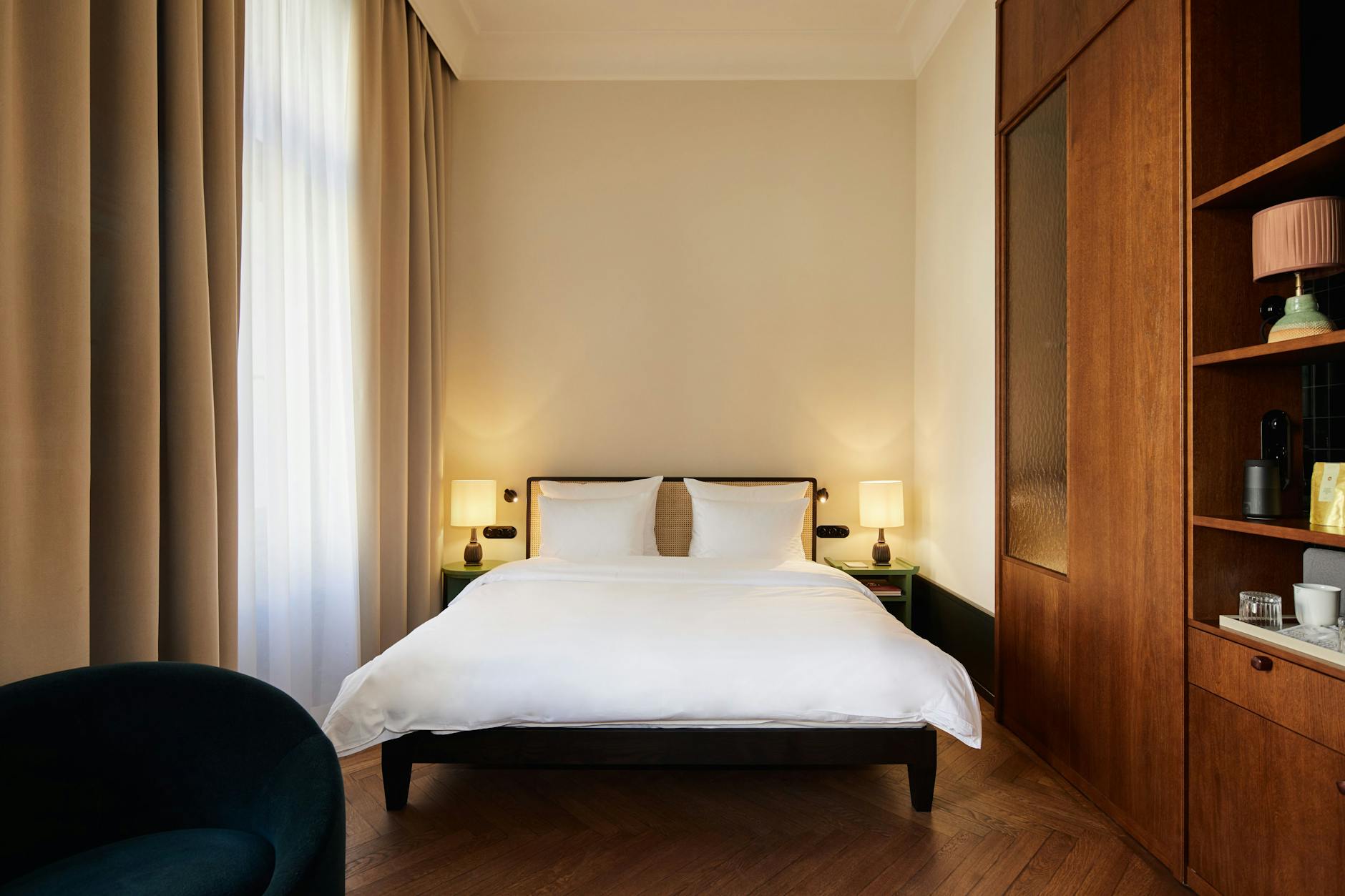 Doch noch fremdgegangen: Das Hotel ist ganz Berlin, Irina Kromayers Bettentwurf ziert indes Wiener Geflecht.