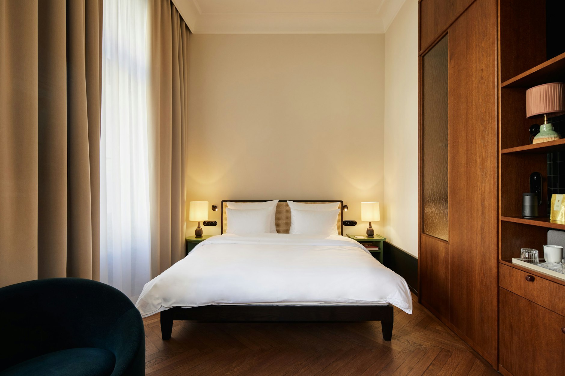 Doch noch fremdgegangen: Das Hotel ist ganz Berlin, Irina Kromayers Bettentwurf ziert indes Wiener Geflecht.