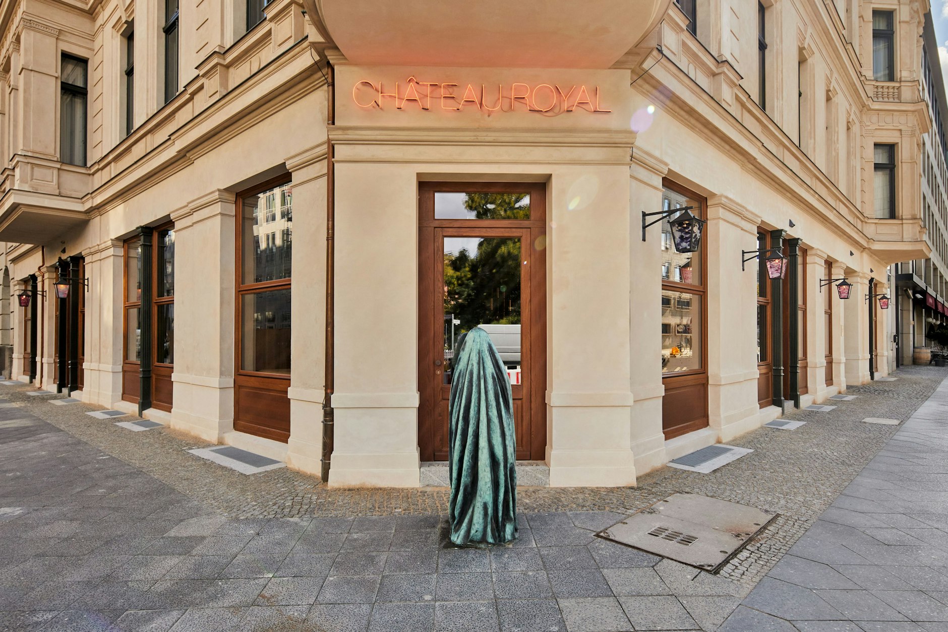 Härteste Tür Berlins: An der Straßenecke begrüßt die Gäste Alicja Kwades bronzenes „Selbstportrait als Geist“.